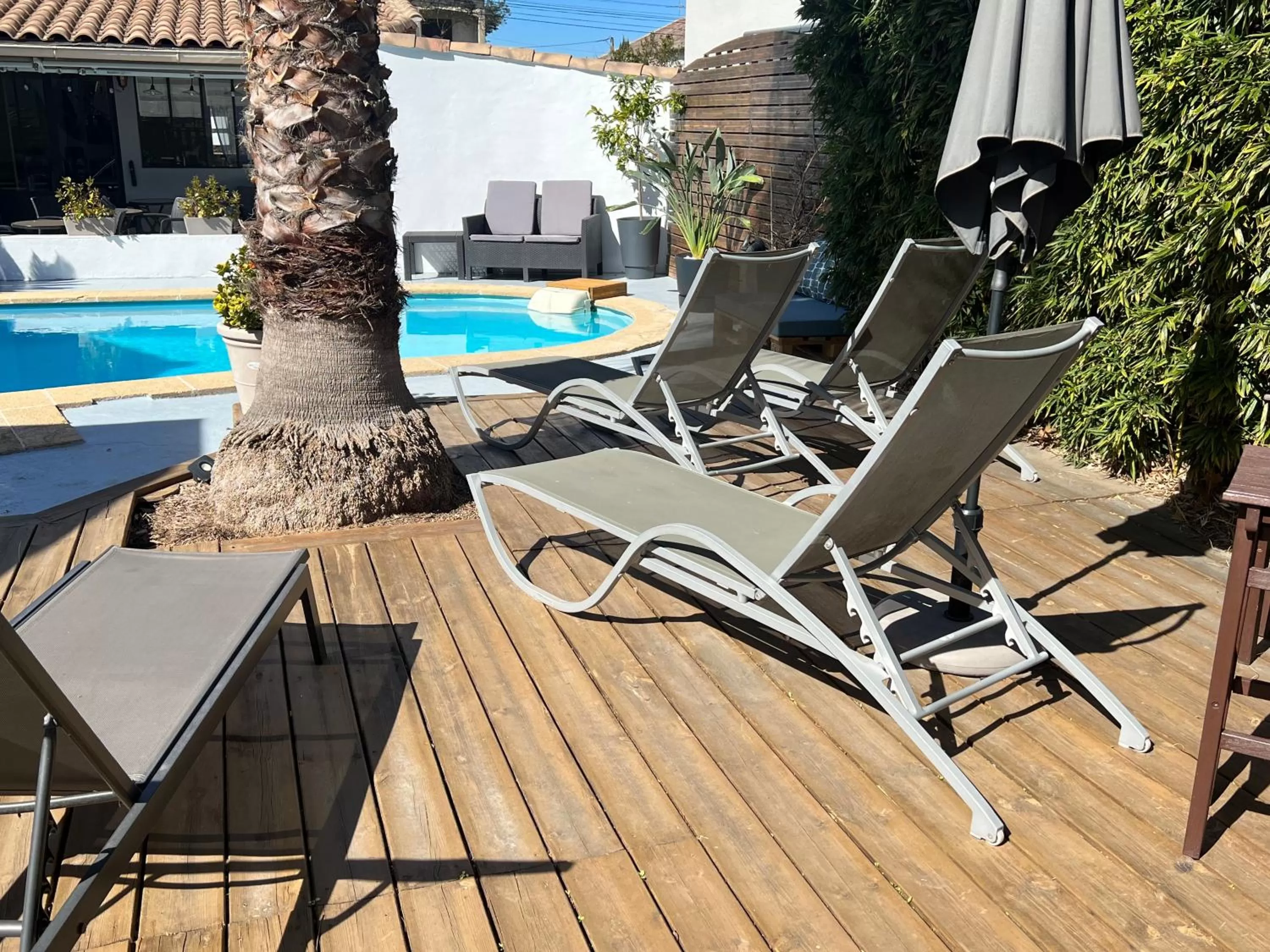 Swimming pool in Hôtel Le Médiéval - Parking inclus & accueil vélo