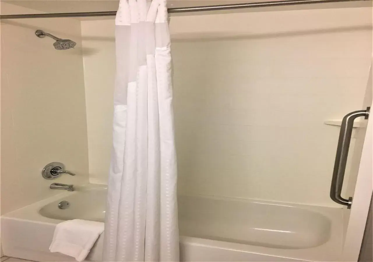 Deluxe Twin Room - Hearing Accessible in Holiday Inn Franklin - Cool Springs, an IHG Hotel Deluxe Twin Room - Hearing Accessible in Holiday Inn Franklin - Cool Springs, an IHG Hotel