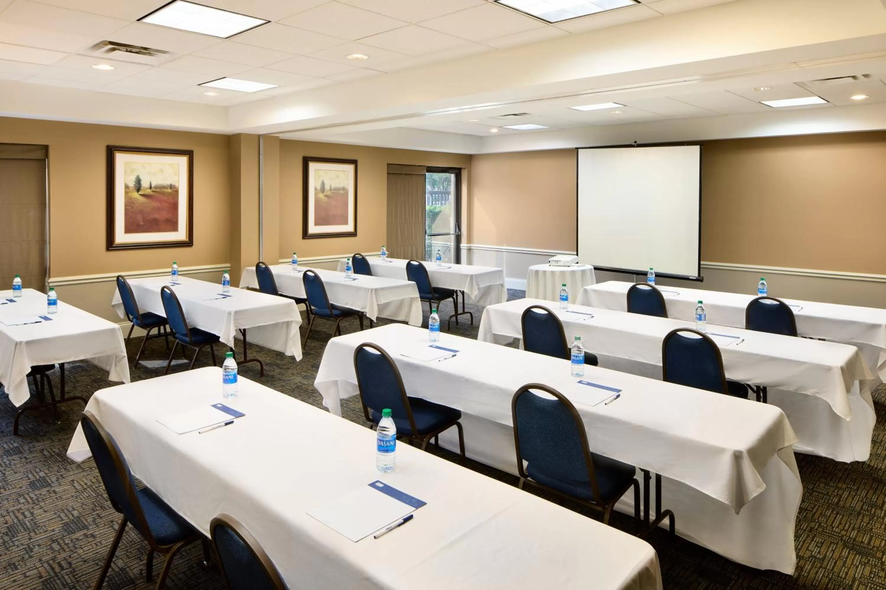 Meeting/conference room in Holiday Inn Express & Suites Alpharetta by IHG