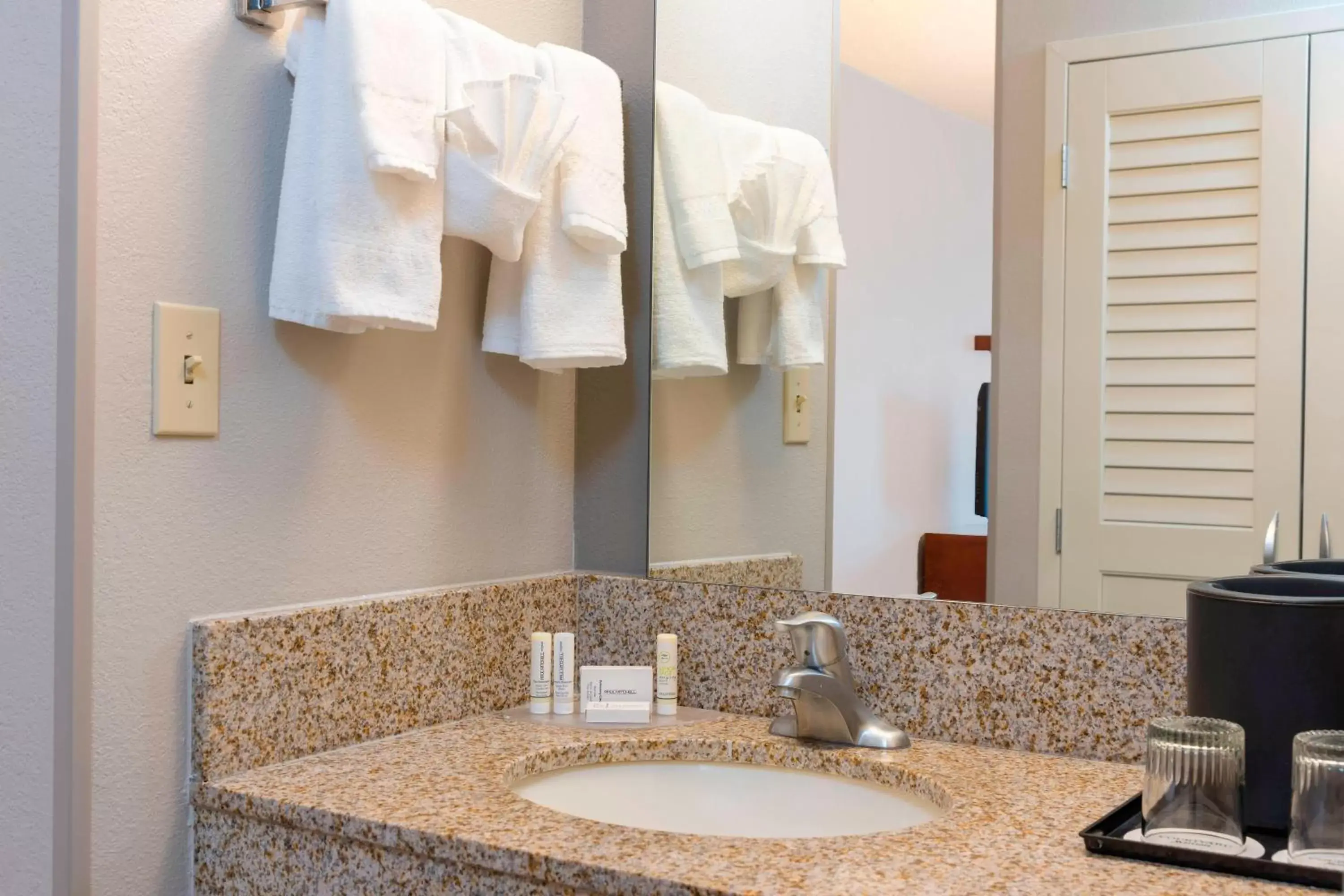 Queen Room with Two Queen Beds - Hearing Accessible in Courtyard Louisville Downtown Queen Room with Two Queen Beds - Hearing Accessible in Courtyard Louisville Downtown