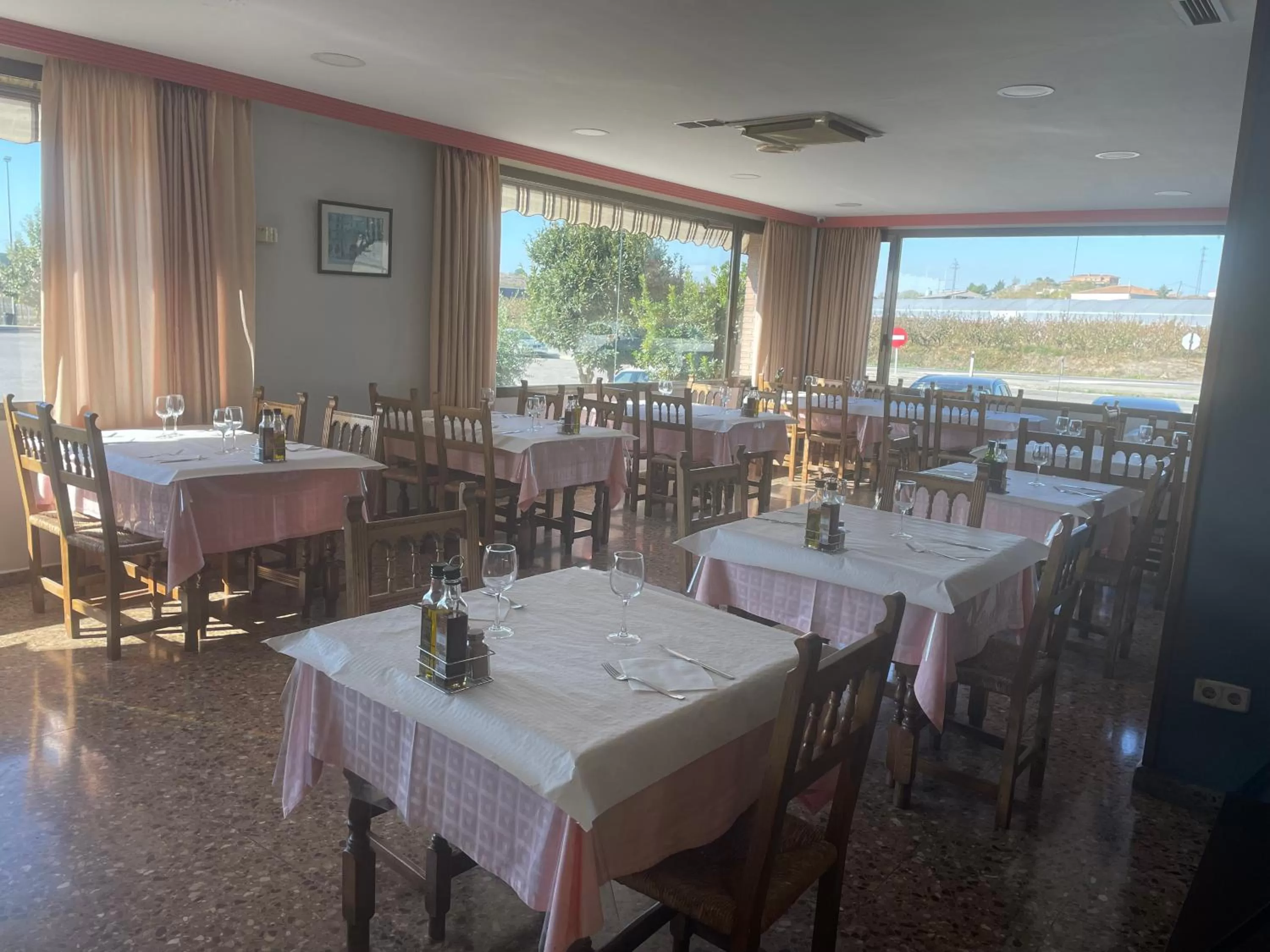 Restaurant/places to eat in Hotel Reina Isabel