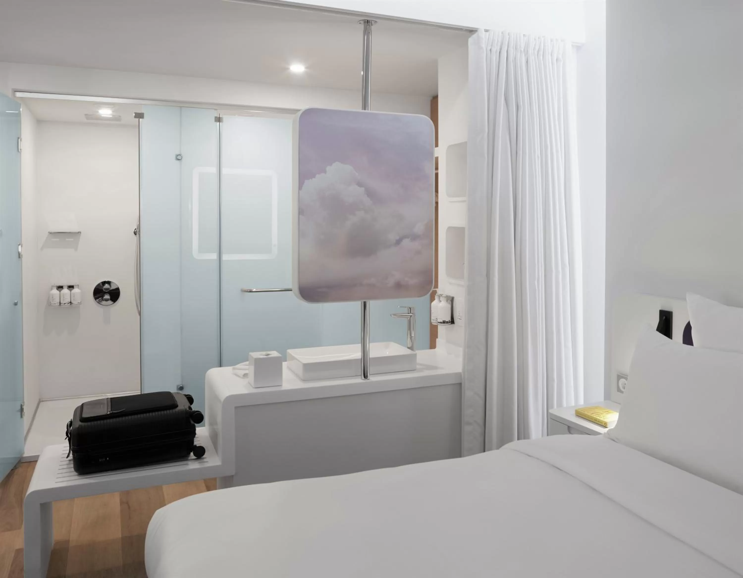 Shower, Bed in YOTEL Istanbul Airport, City Entrance