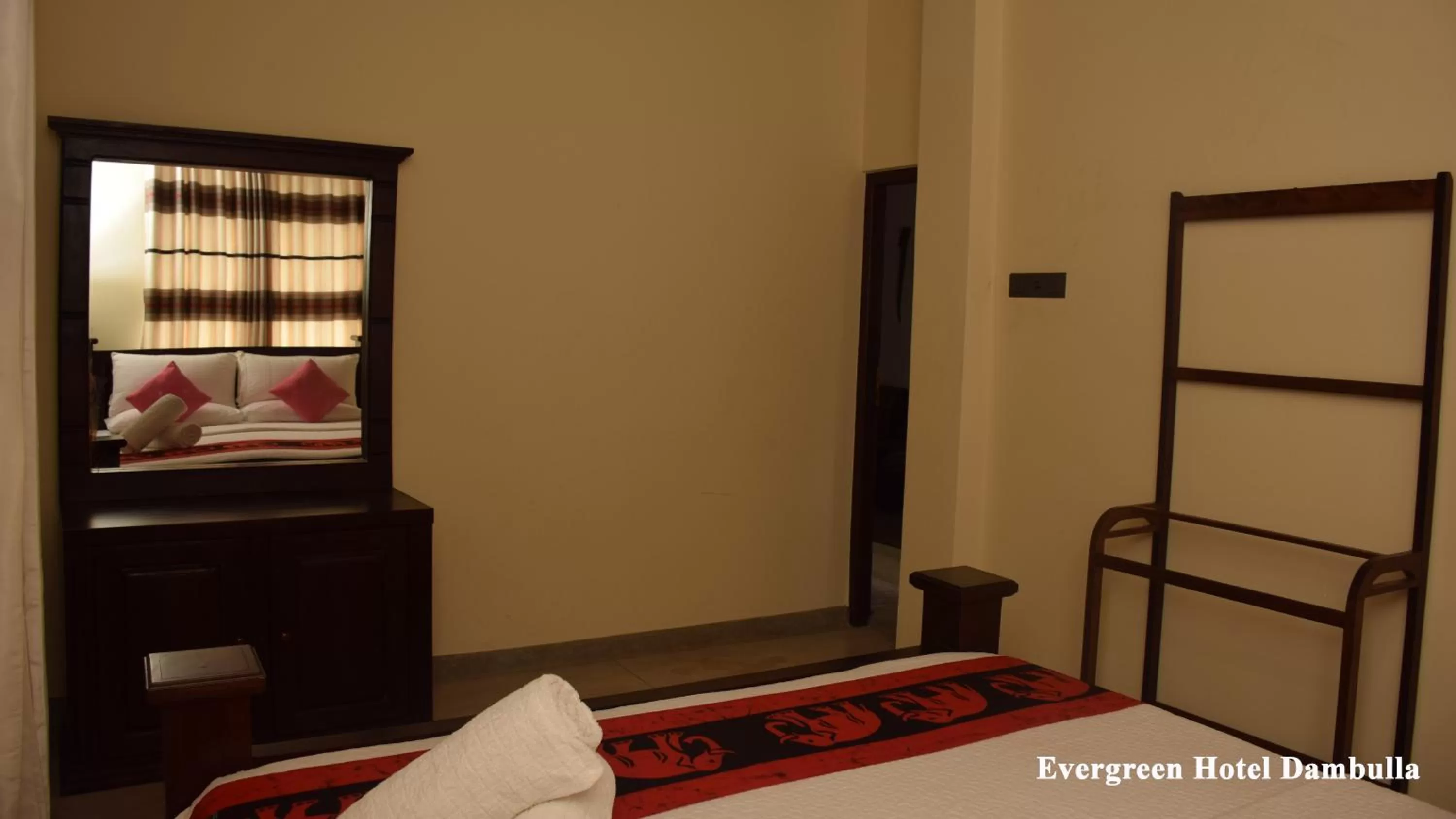 Bedroom, Bed in Evergreen Hotel Dambulla