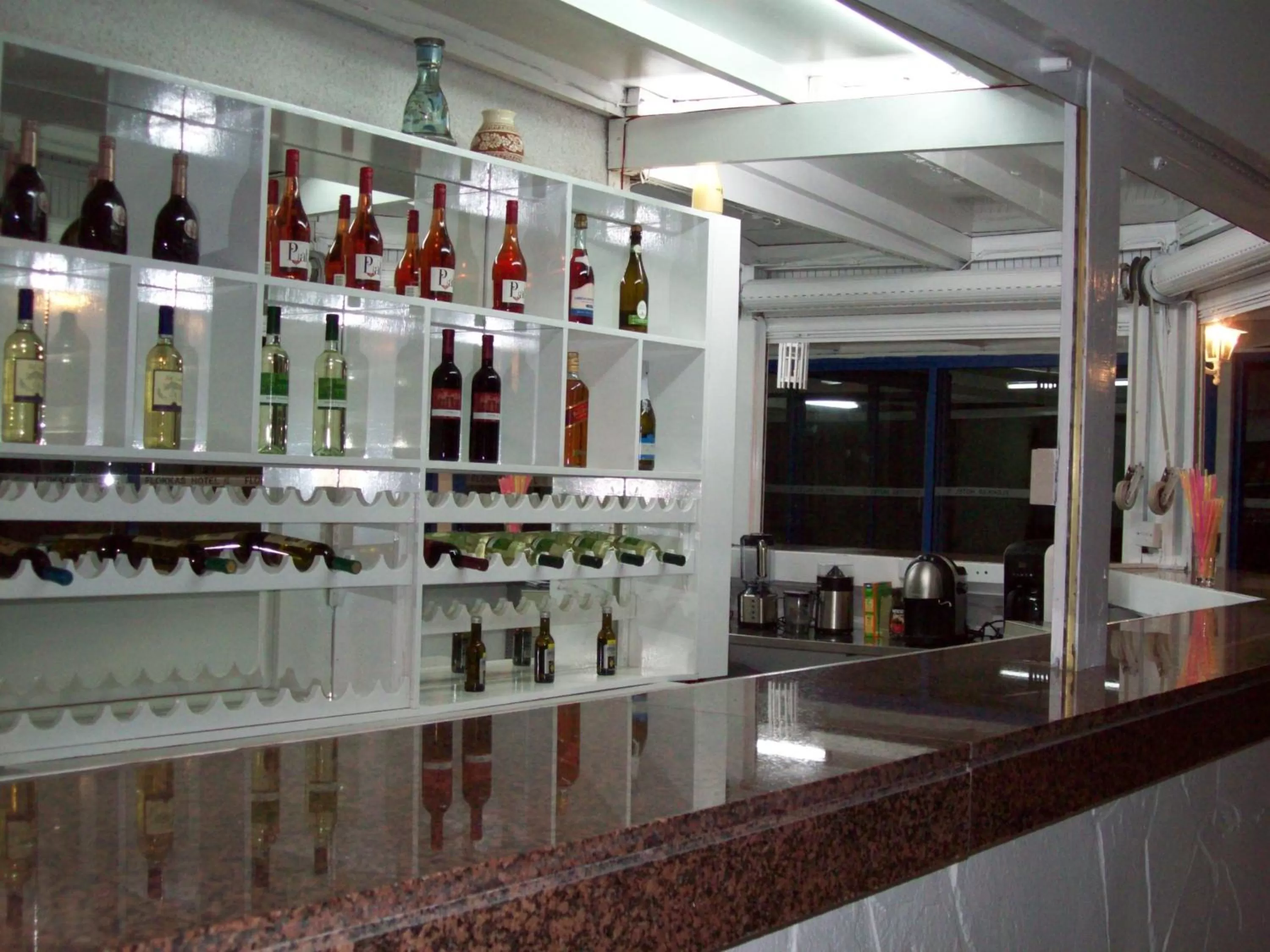 Restaurant/places to eat in Flokkas Hotel Apartments