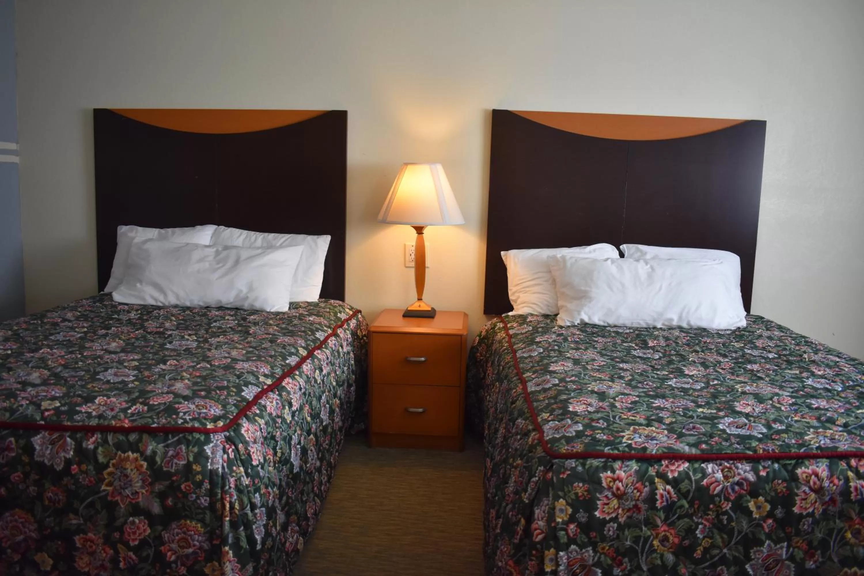 Bedroom, Bed in East Norwich Inn