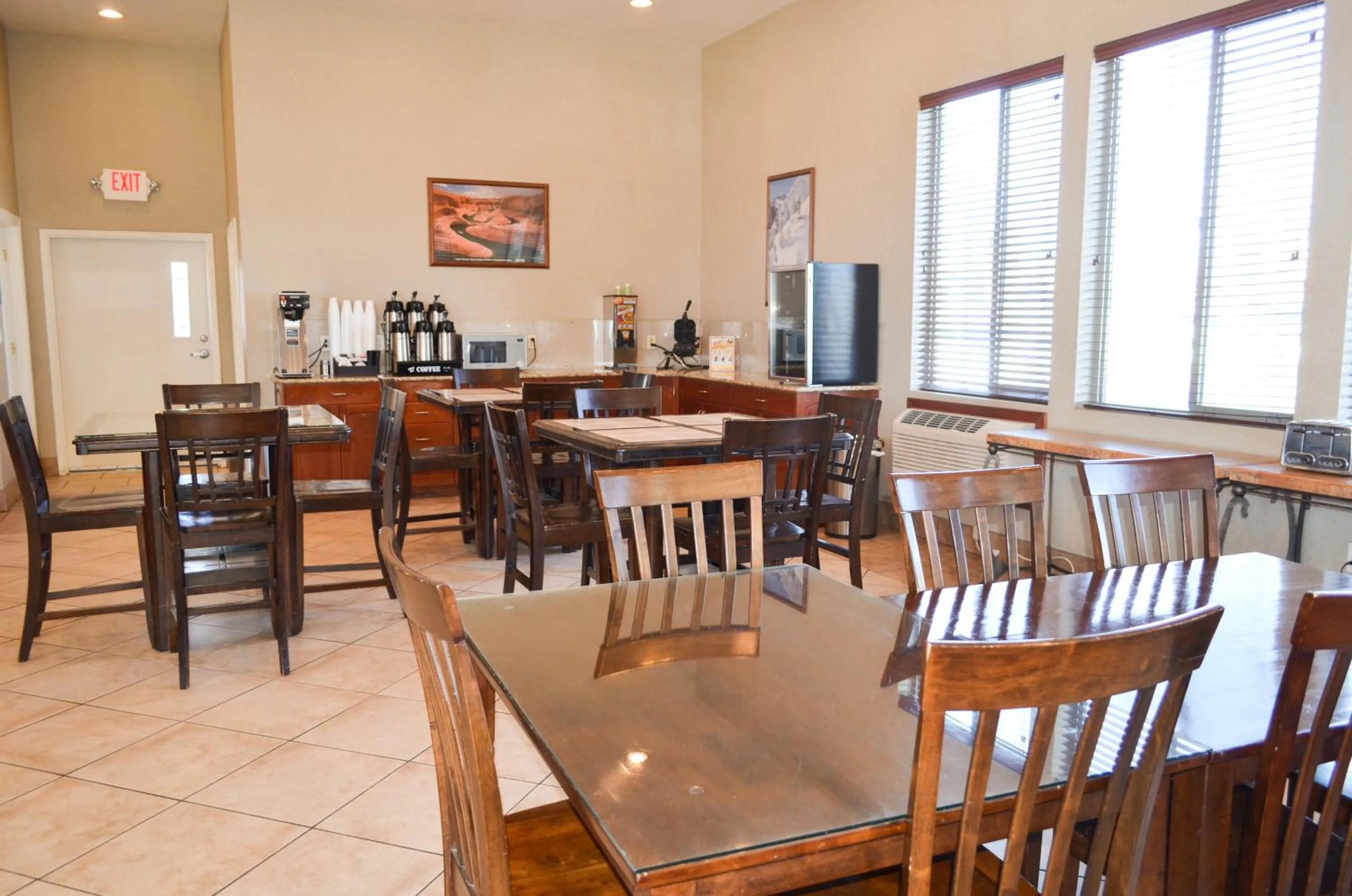 Restaurant/places to eat in National 9 Inn Price