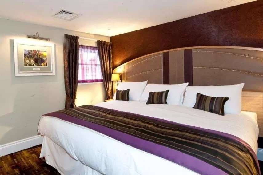 Shower, Bed in The Golden Lion Wetherspoon