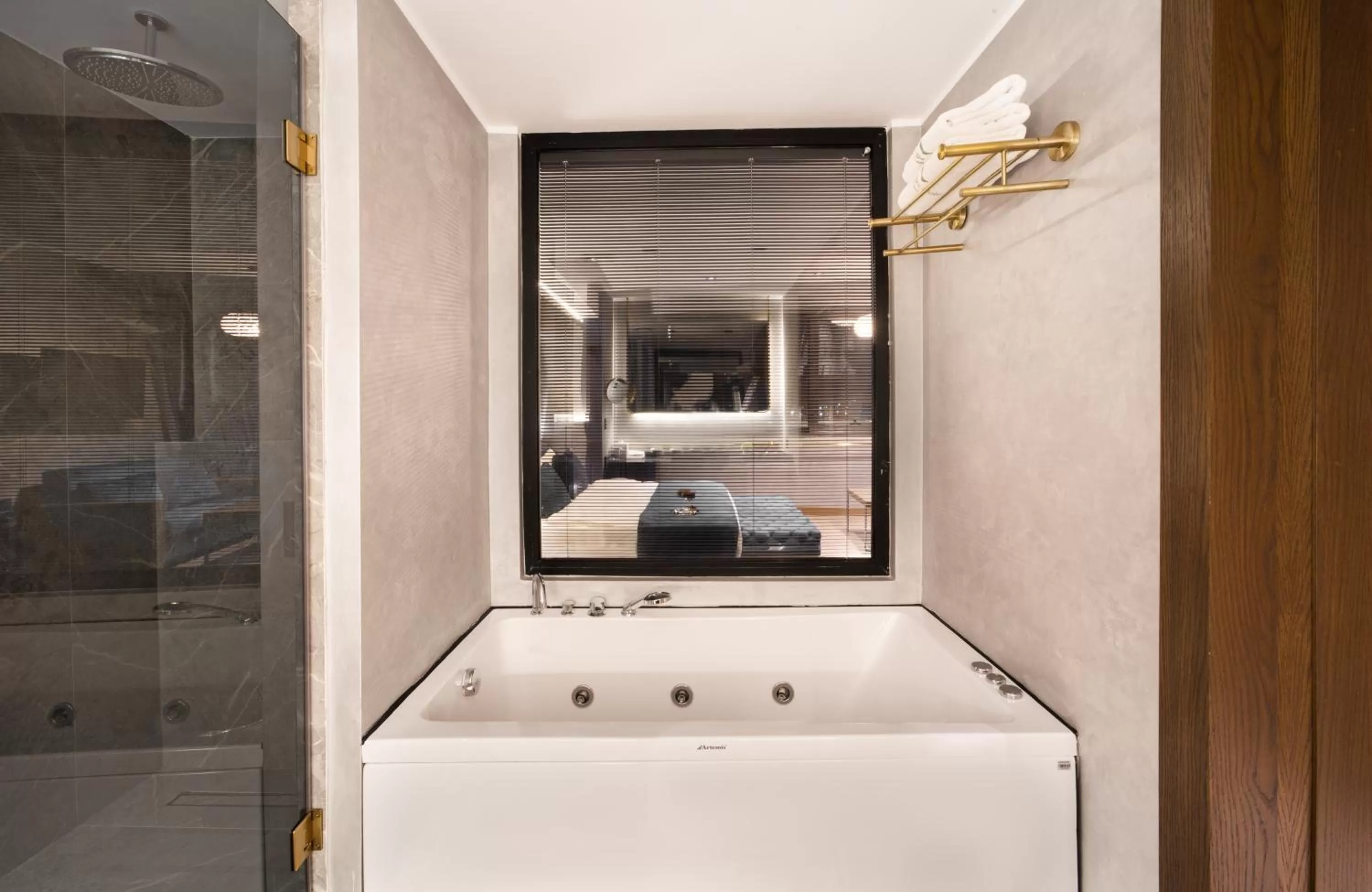 Hot Tub in The Wings Hotel Istanbul