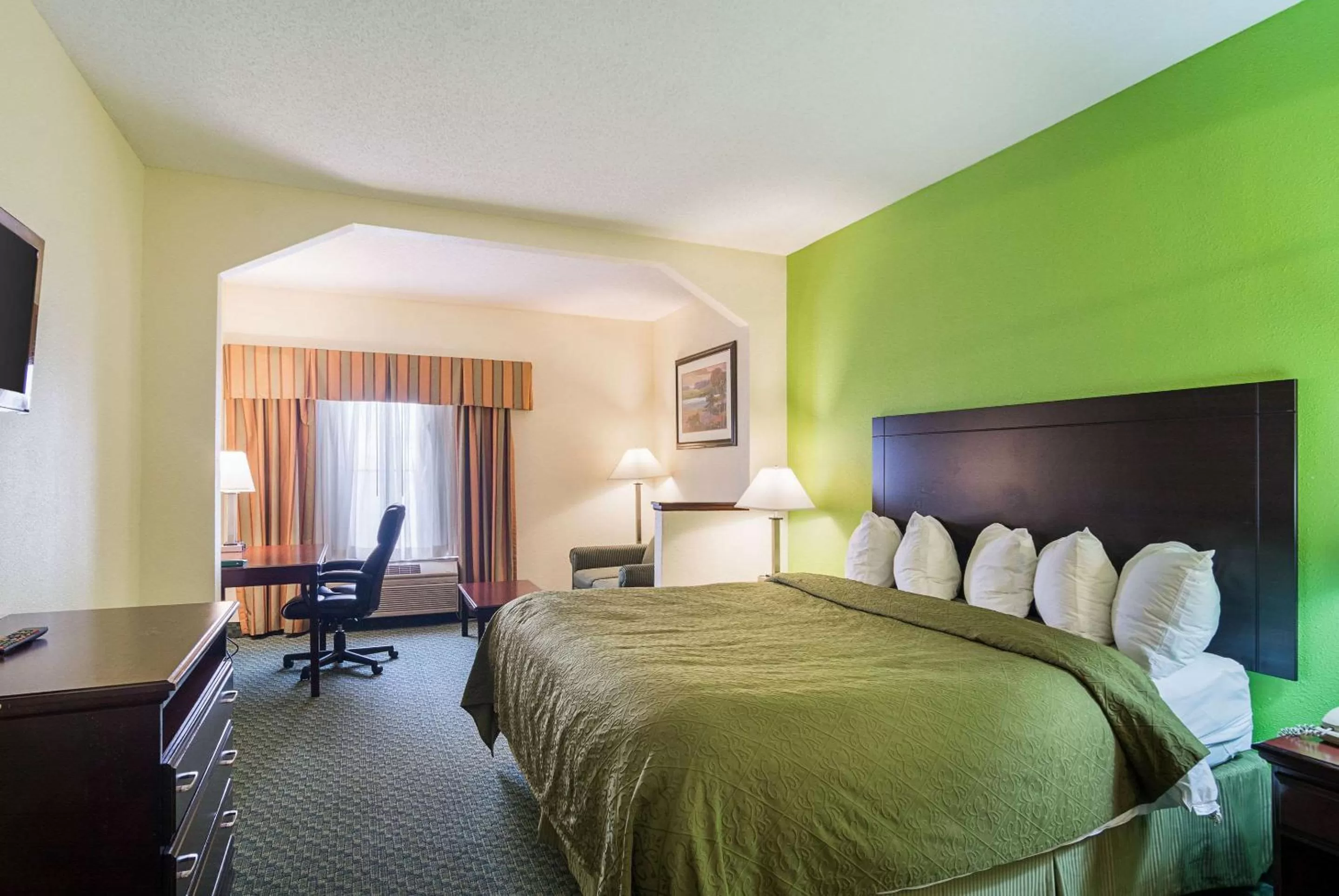 Photo of the whole room, Bed in Quality Inn & Suites Harvey - Chicago Southland