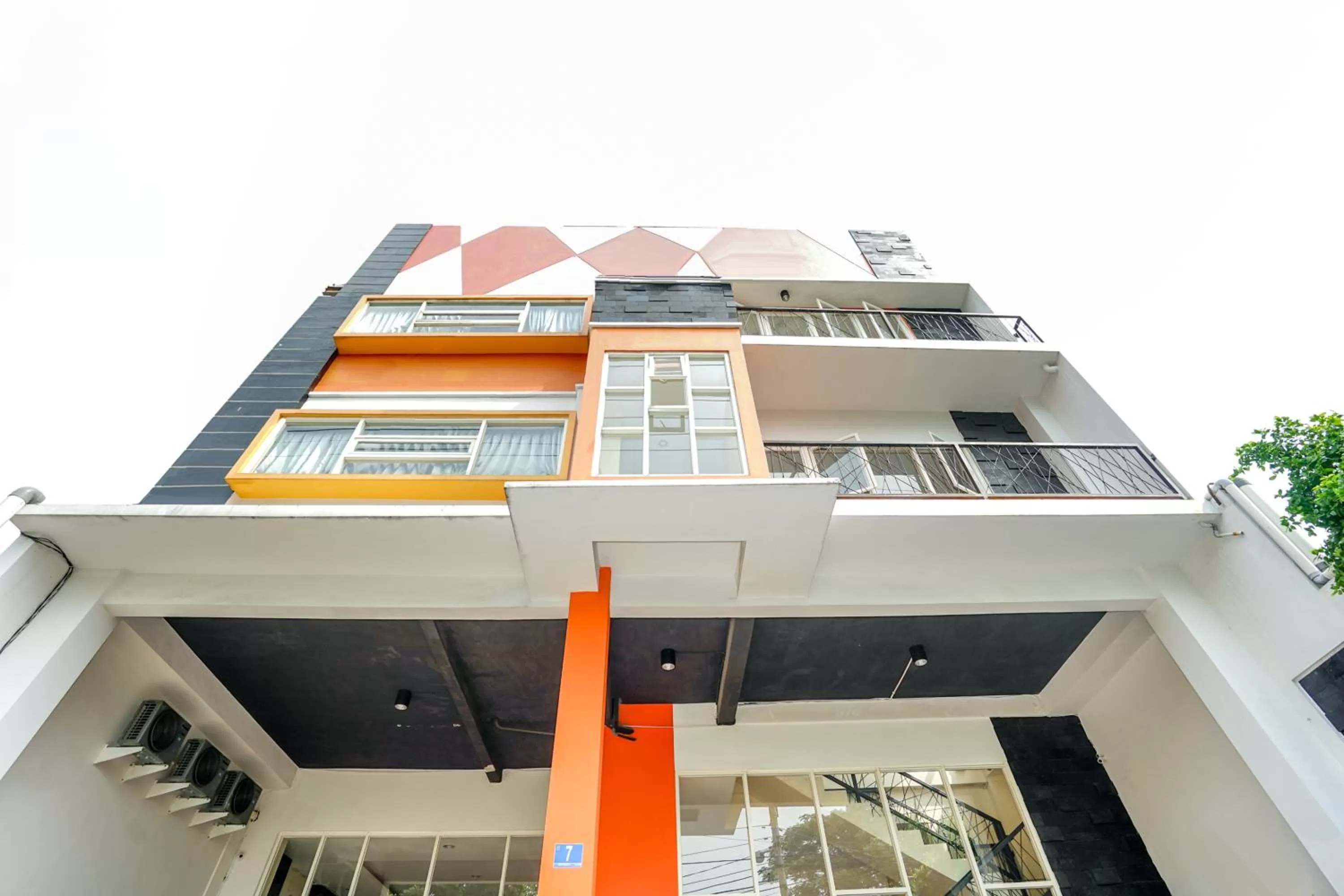 Property building in Pratisarawirya Guesthouse by ecommerceloka