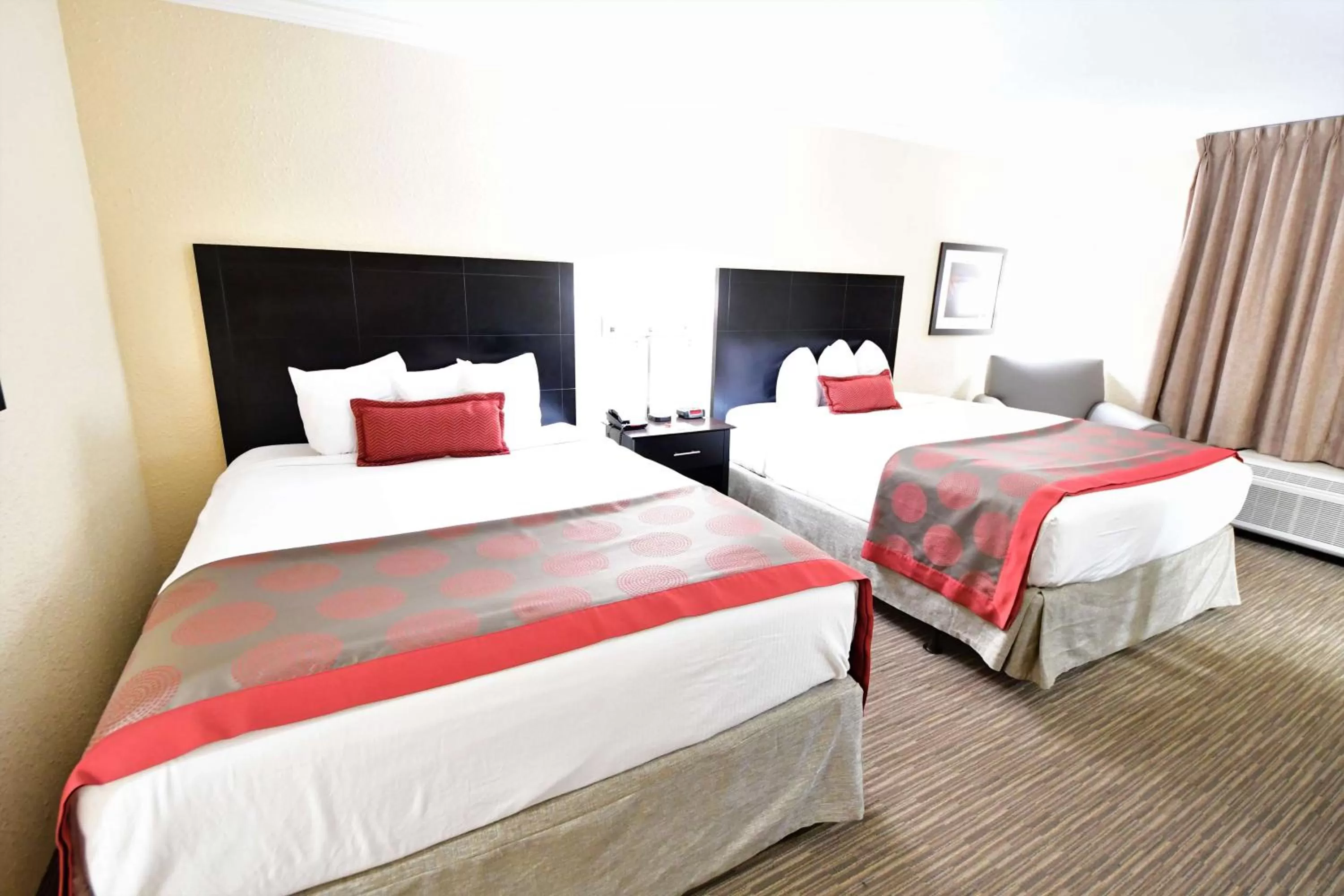 Photo of the whole room, Bed in Ramada by Wyndham Jacksonville Hotel & Conference Center