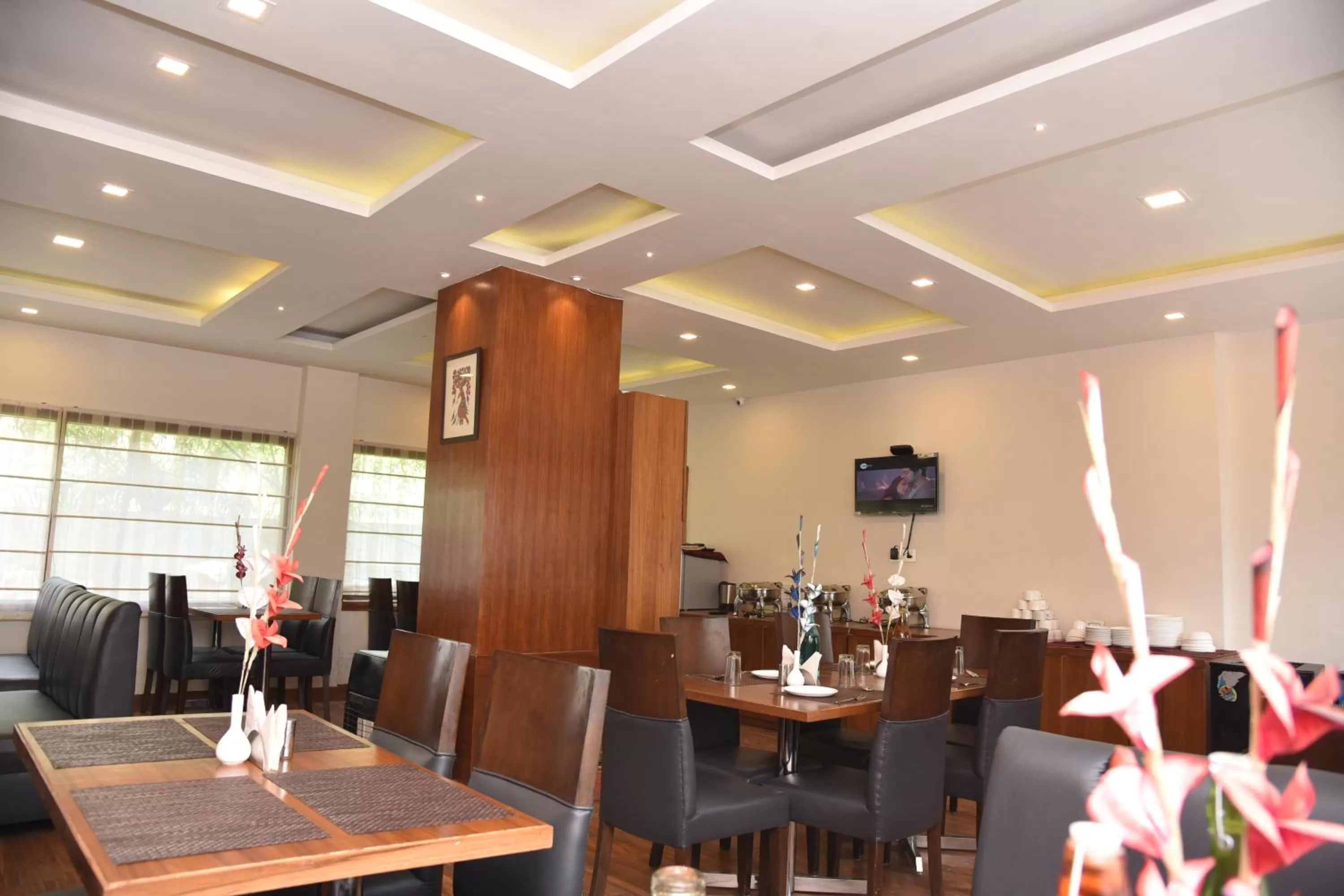 Restaurant/Places to Eat in Hotel Ambika Resort Manali