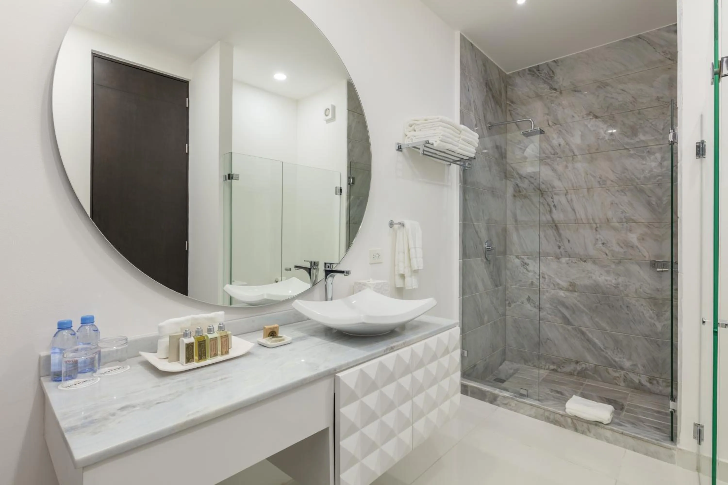 Shower in Serenity Hotel Boutique By Alsol