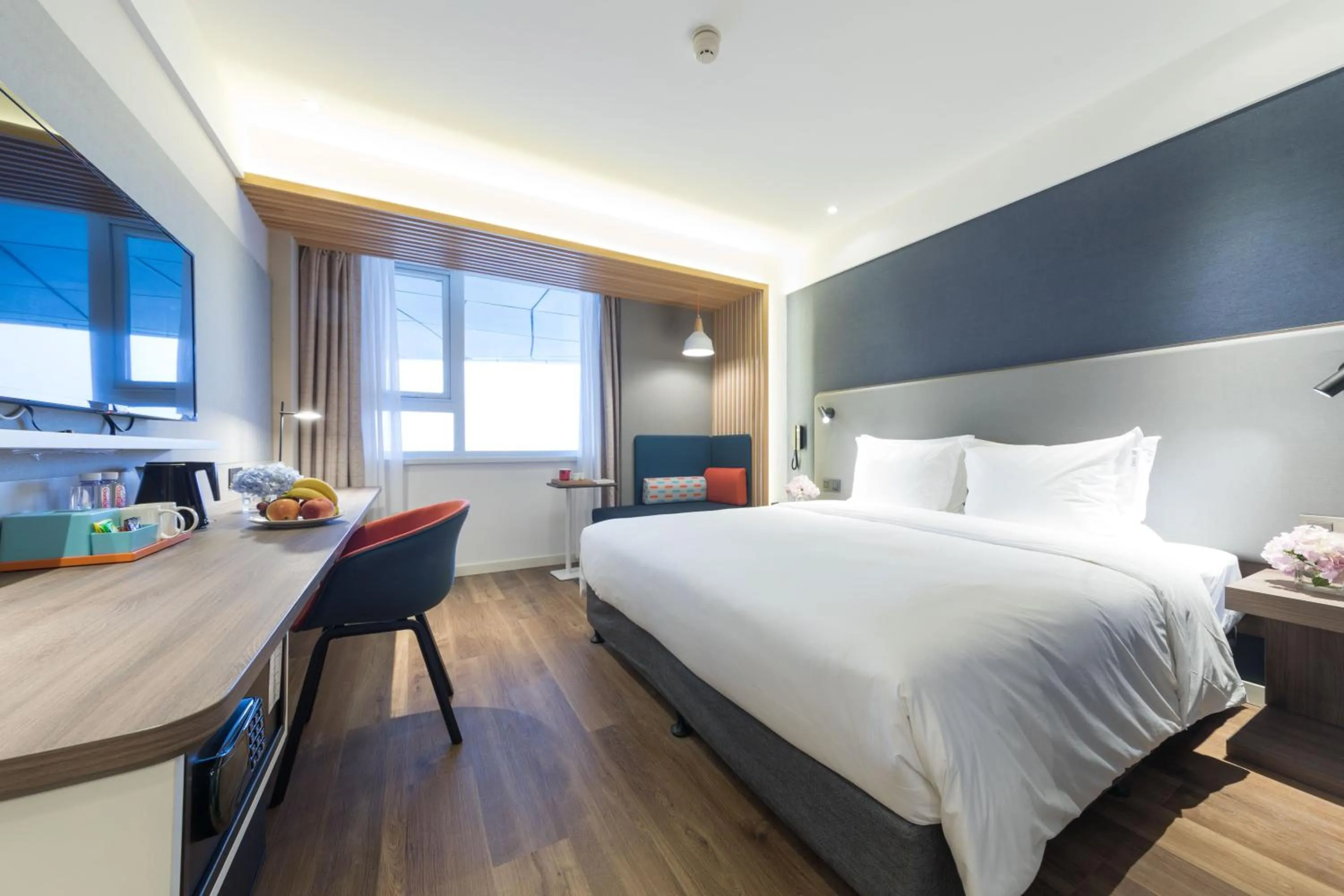 Photo of the whole room, Bed in Holiday Inn Express Shanghai Jiading Center by IHG