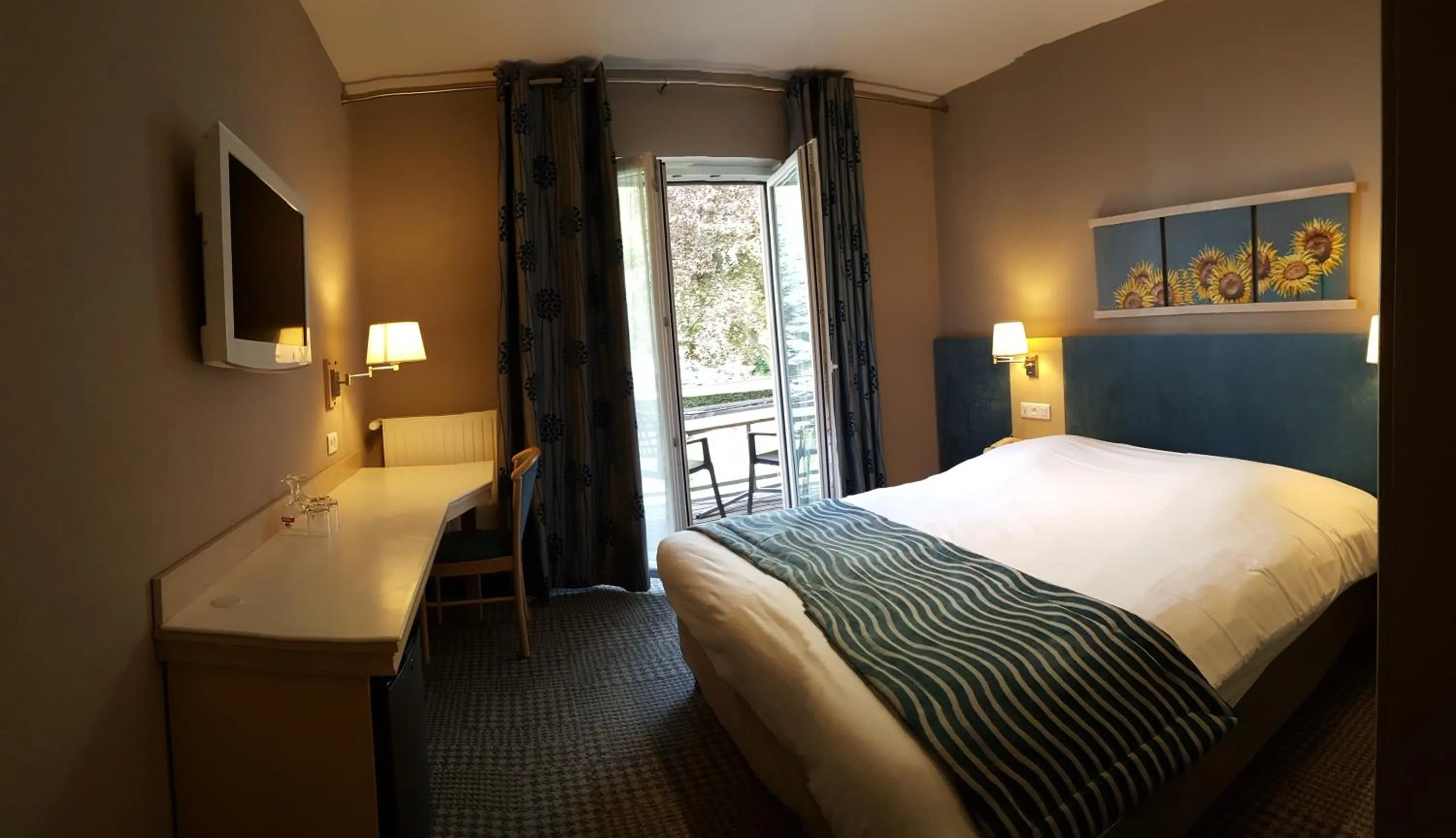 Bed in Hotel Les Remparts