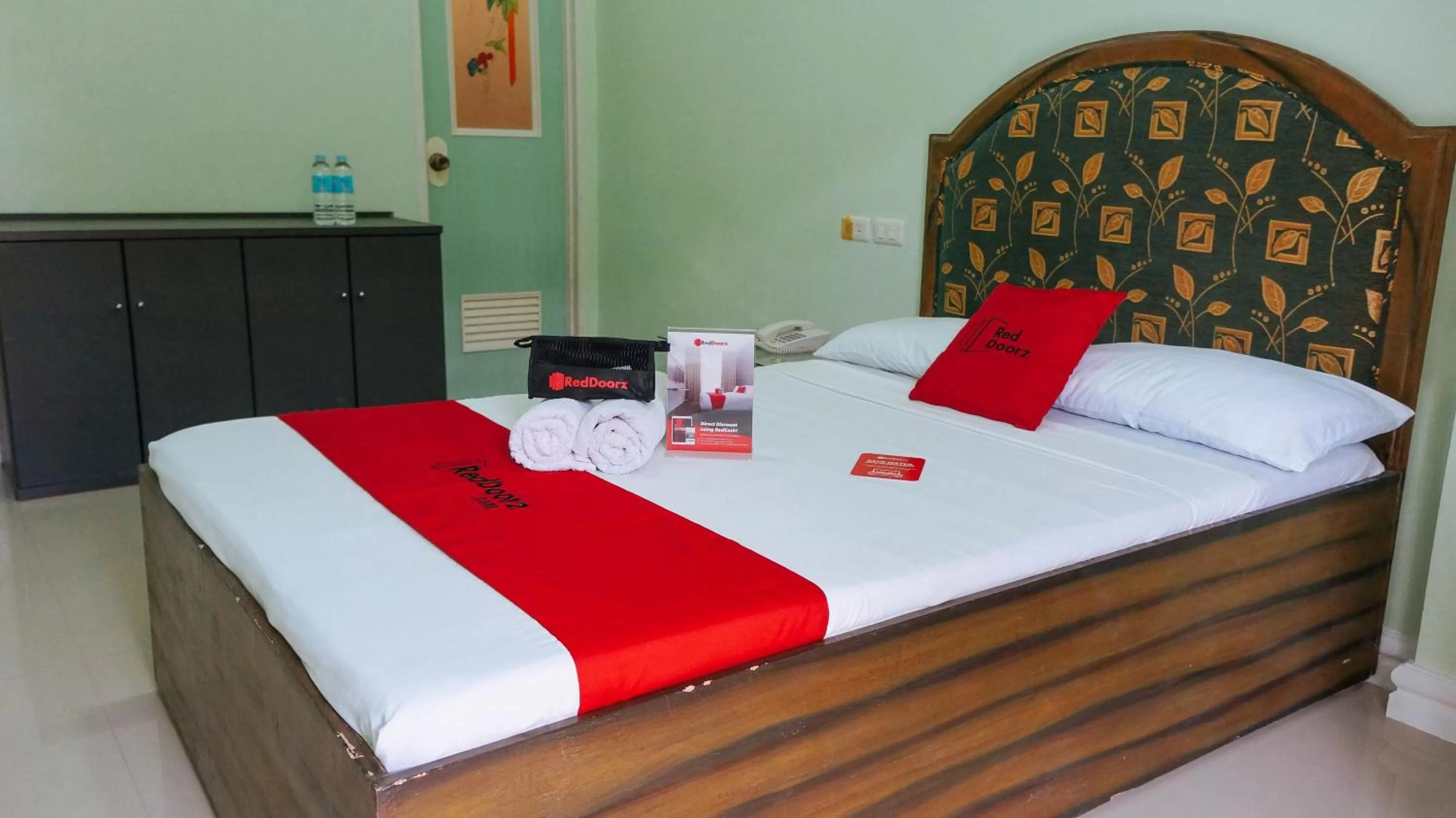 Bed in RedDoorz @ Bankal Lapulapu