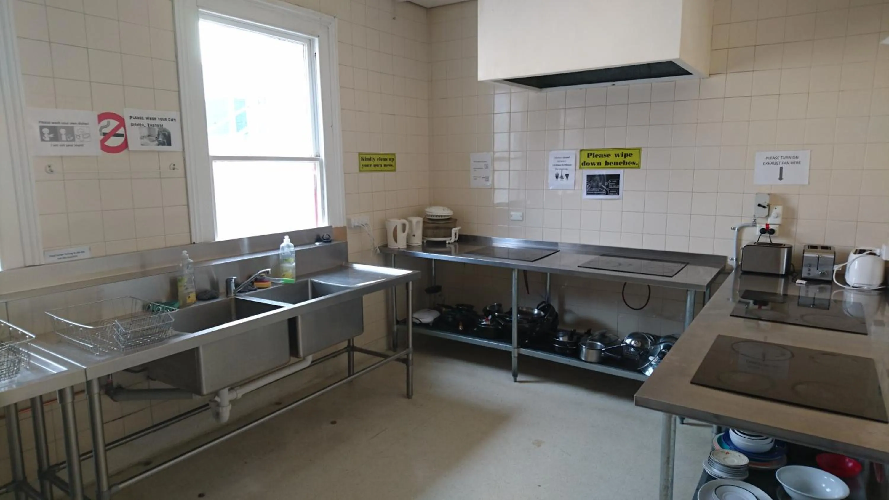 Kitchen or kitchenette in Backpackers Imperial Hotel