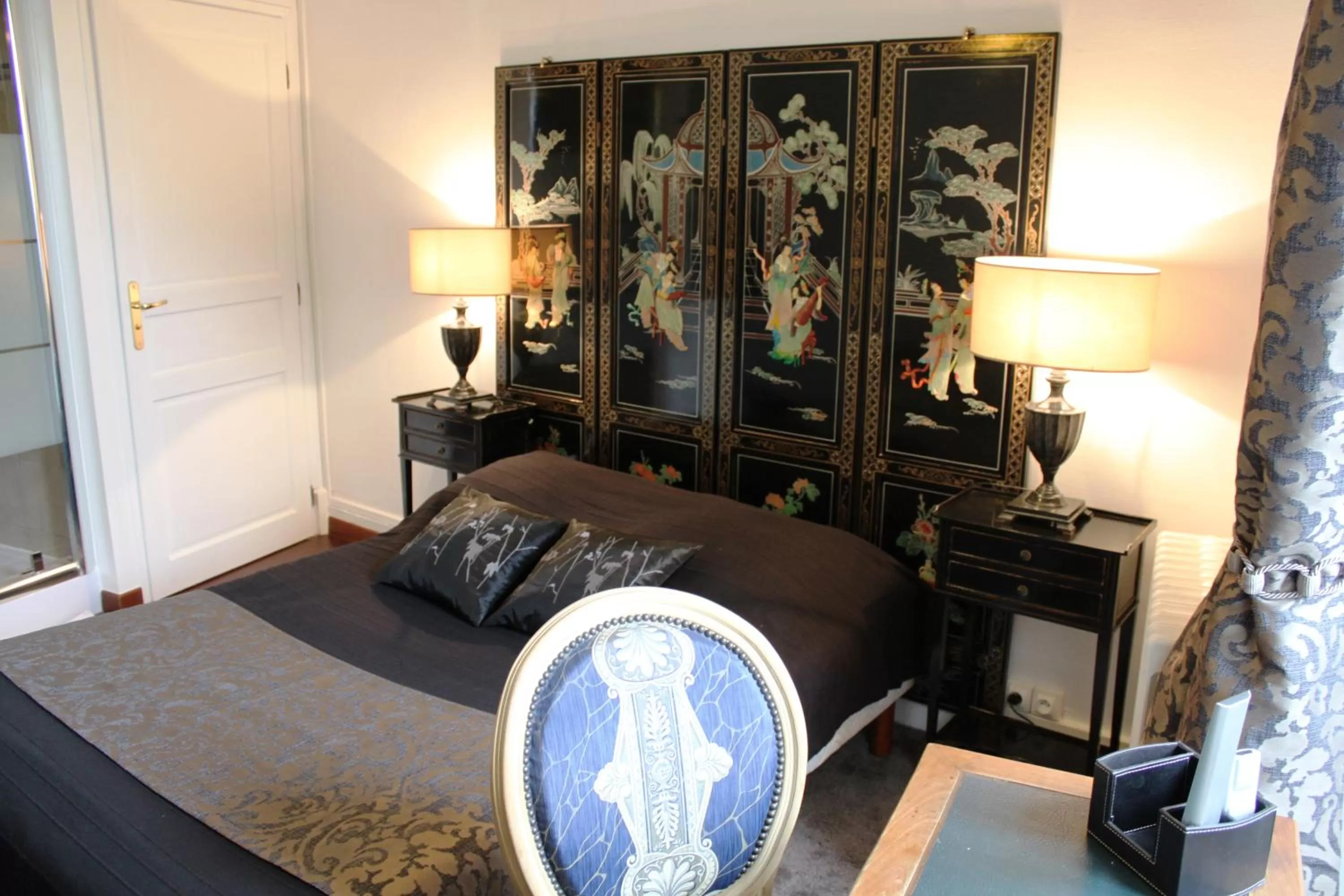 Bed, Seating Area in Résidence et Chambres d'Hôtes de La Porte d'Arras