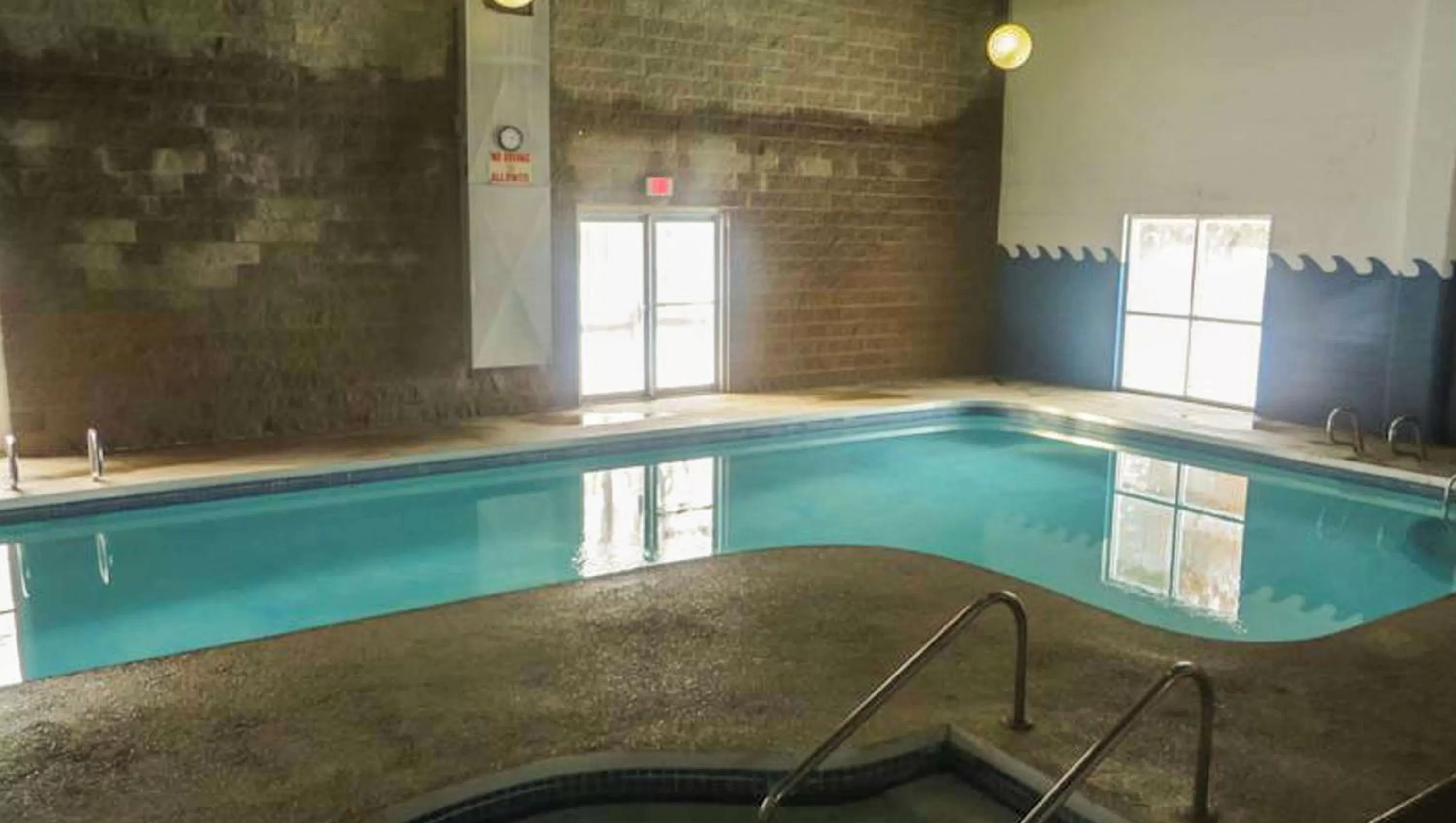 Swimming pool in Voyageur Inn and Conference Center
