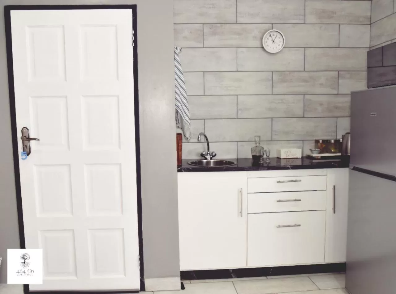 Communal kitchen, Kitchen/Kitchenette in B&B 464 on 22nd Ave