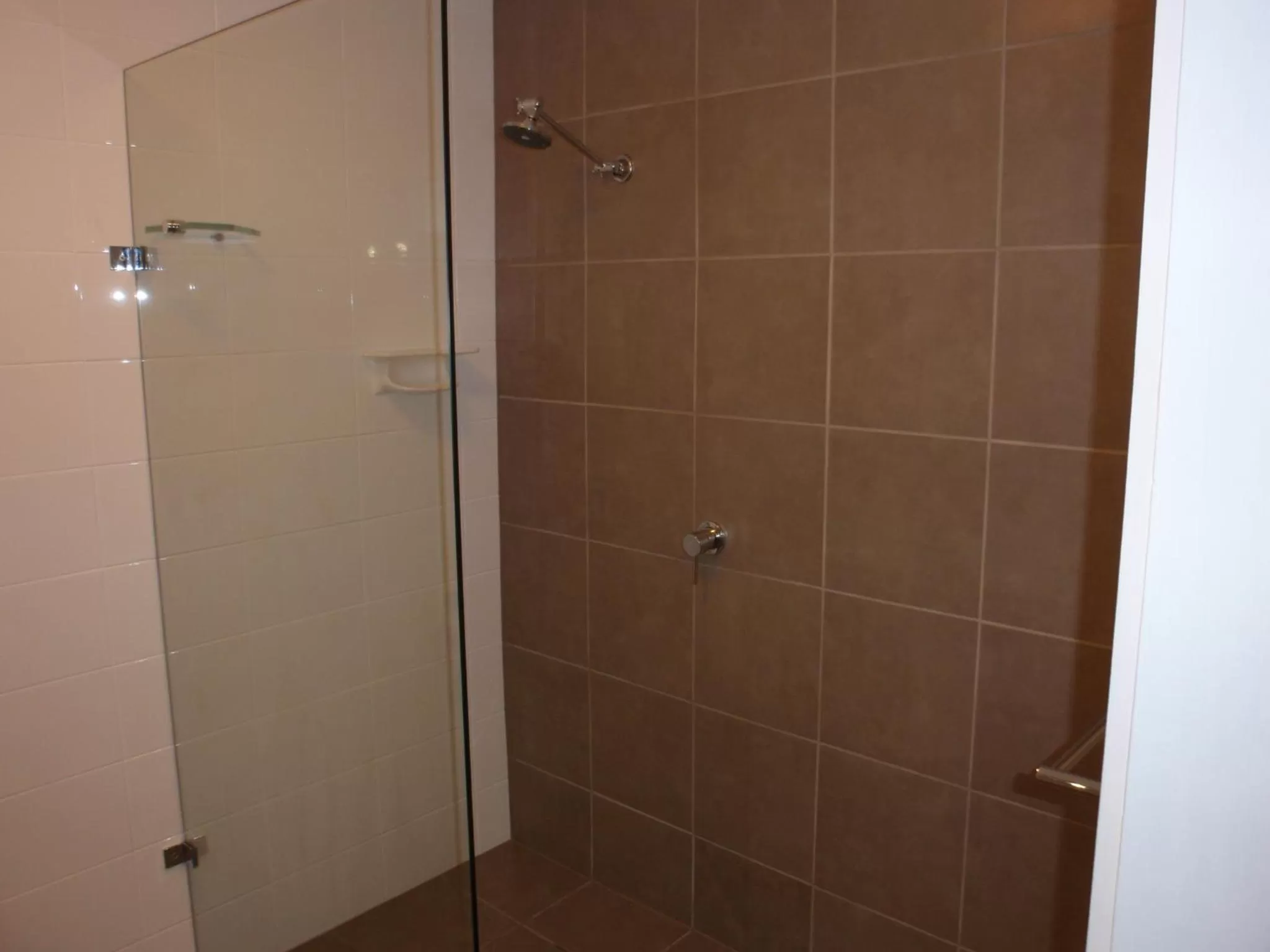 Shower in Mid City Plantation Motel