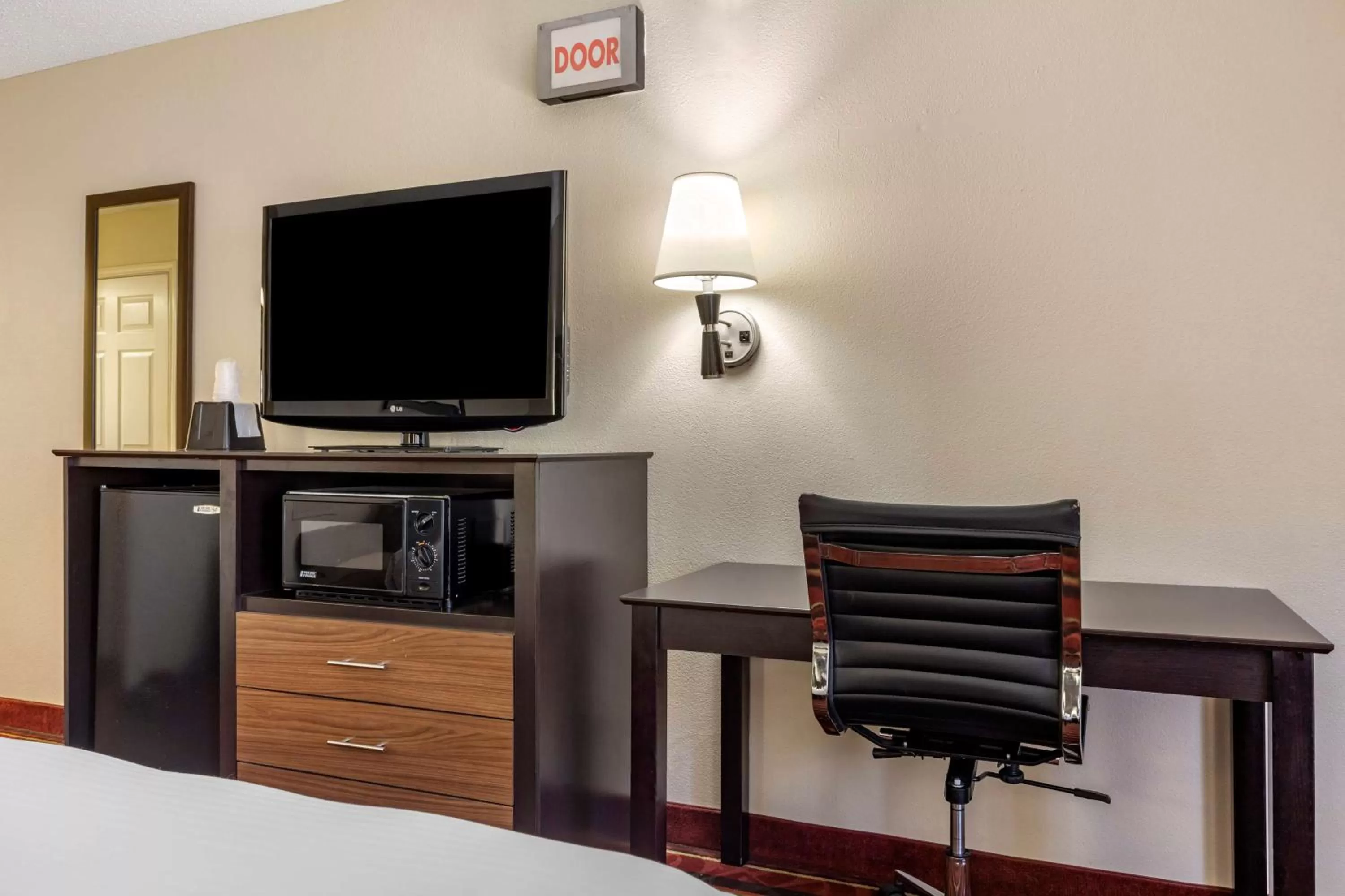 Bedroom in Best Western Lindale Inn