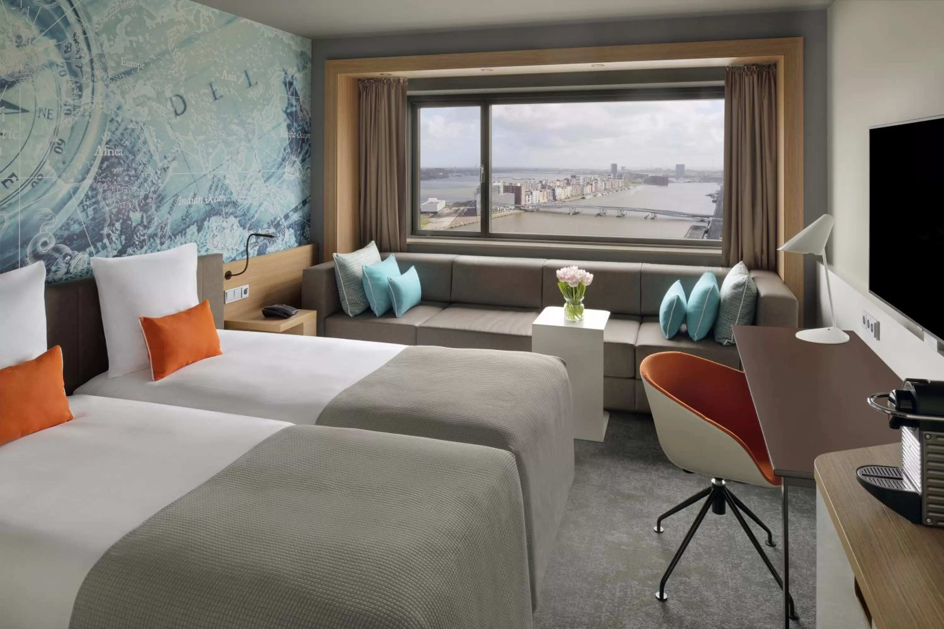 Photo of the whole room, Bed in Mövenpick Hotel Amsterdam City Centre