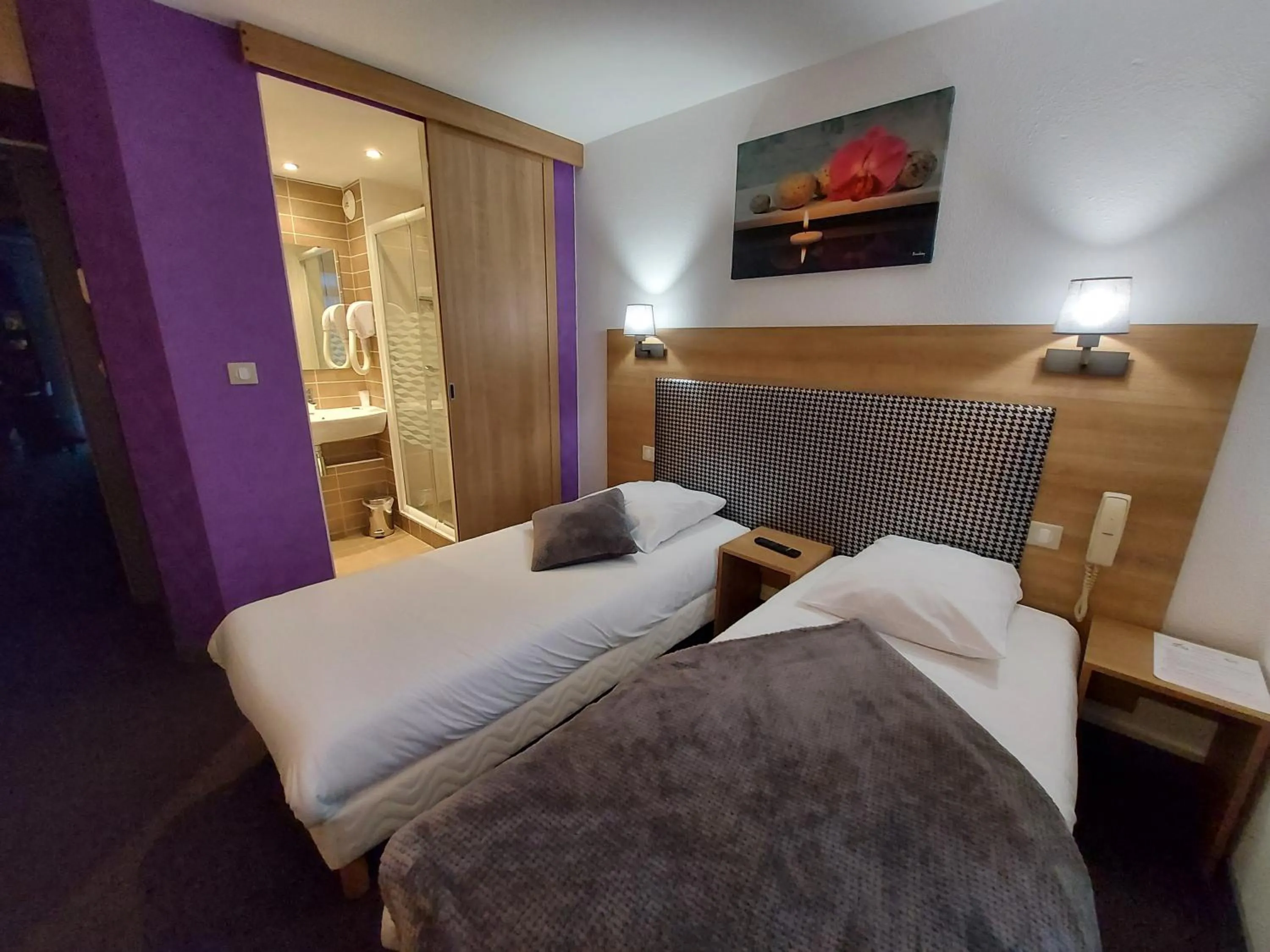 Property building, Bed in Contact Hotel Atoll