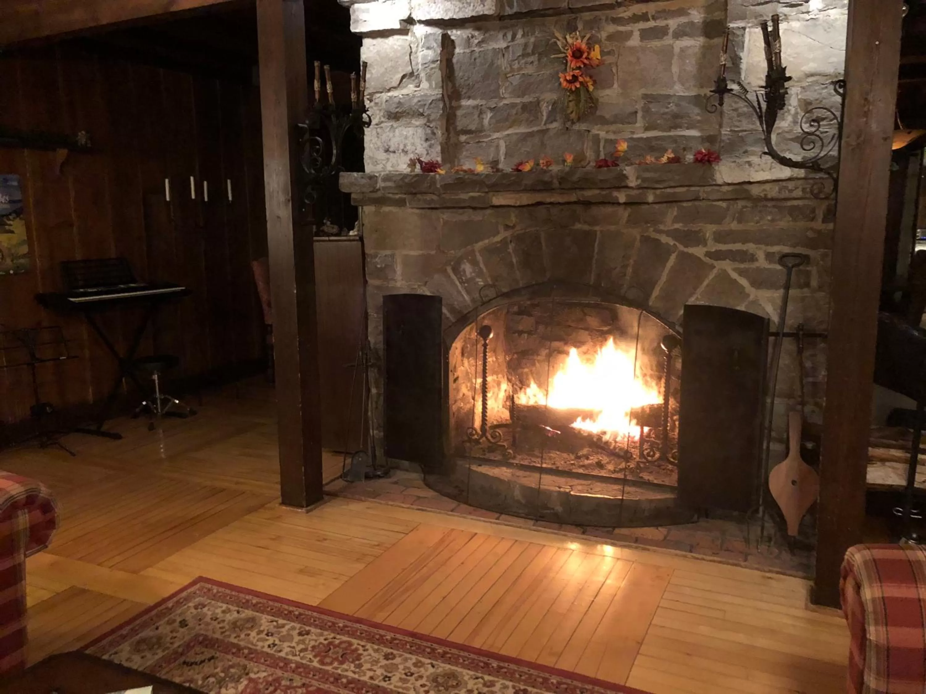 Communal lounge/ TV room in Auberge sur la Côte