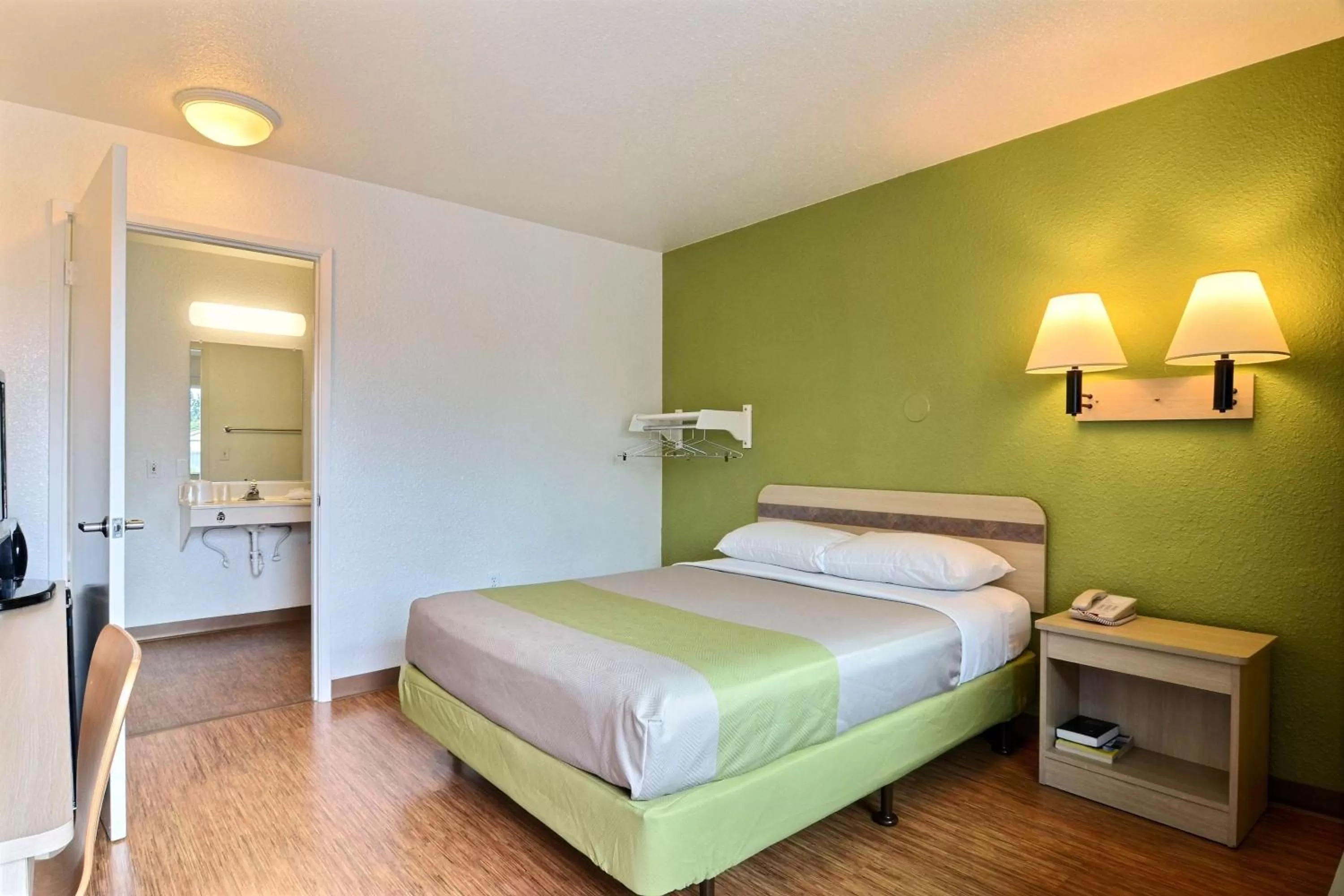 Bedroom, Bed in Motel 6-Tumwater, WA - Olympia