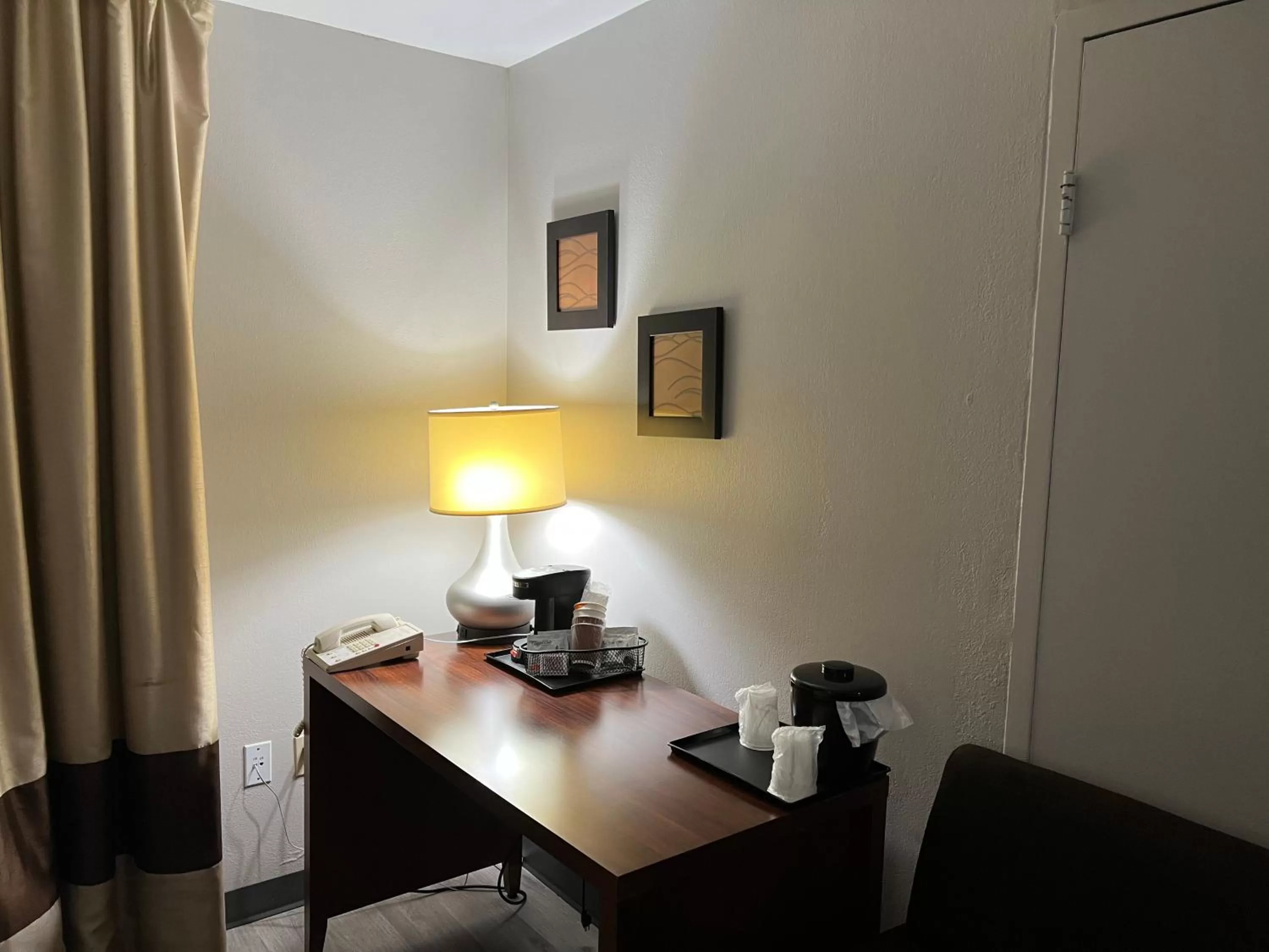 Coffee/tea facilities in Country Inn & Suites by Radisson, Battle Creek, MI