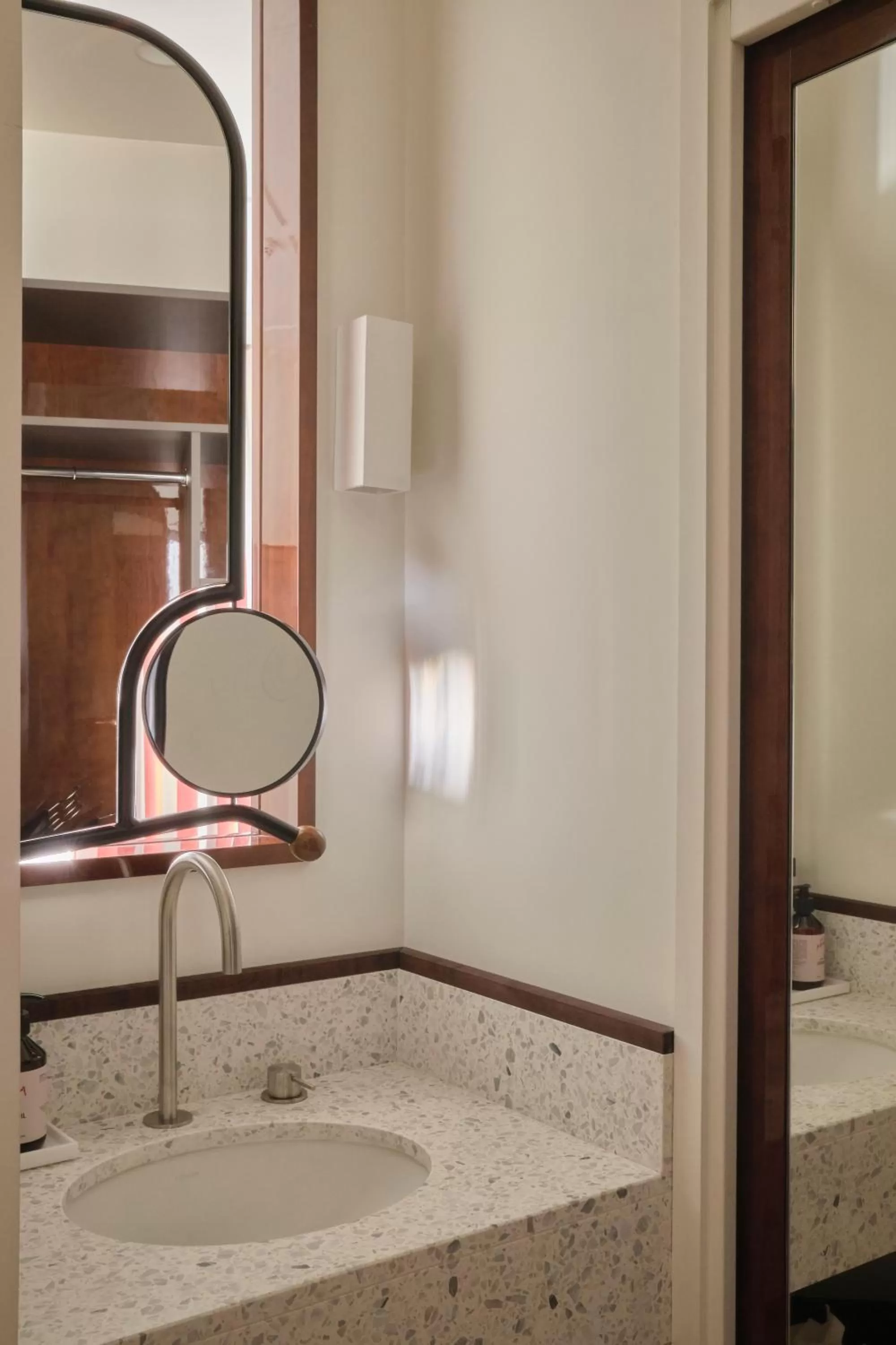 Bathroom in Hôtel Wallace Paris, a Member of Design Hotels