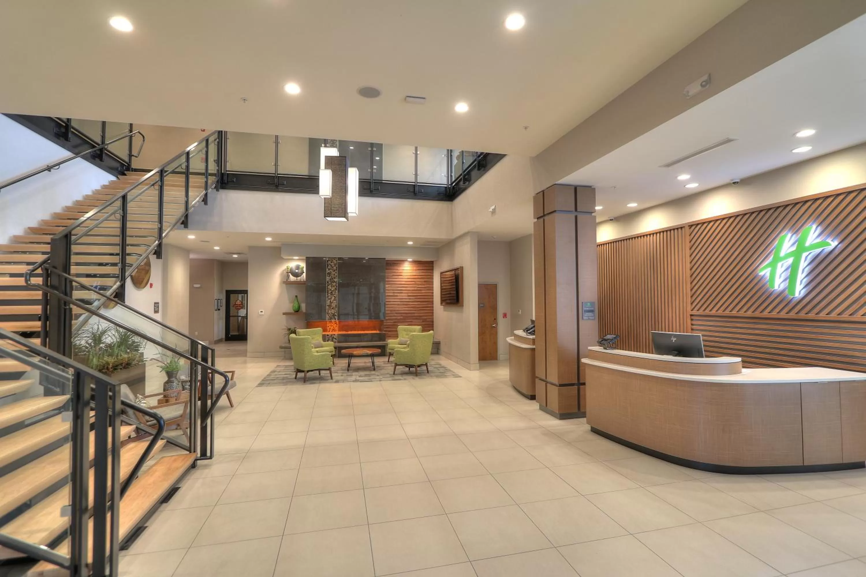 Lobby or reception in Holiday Inn & Suites Pigeon Forge Convention Center by IHG