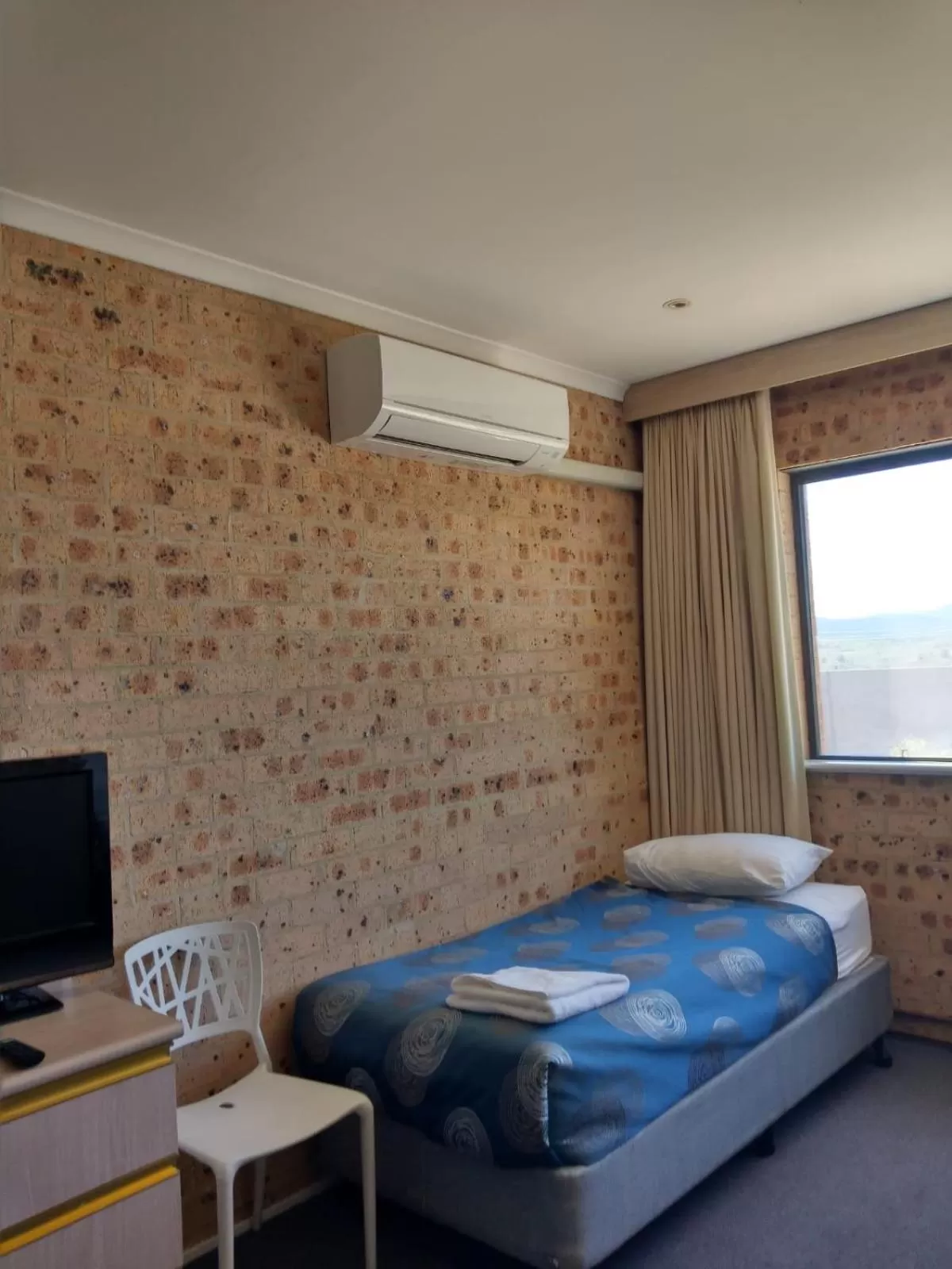 Bed in Alpine Resort Motel