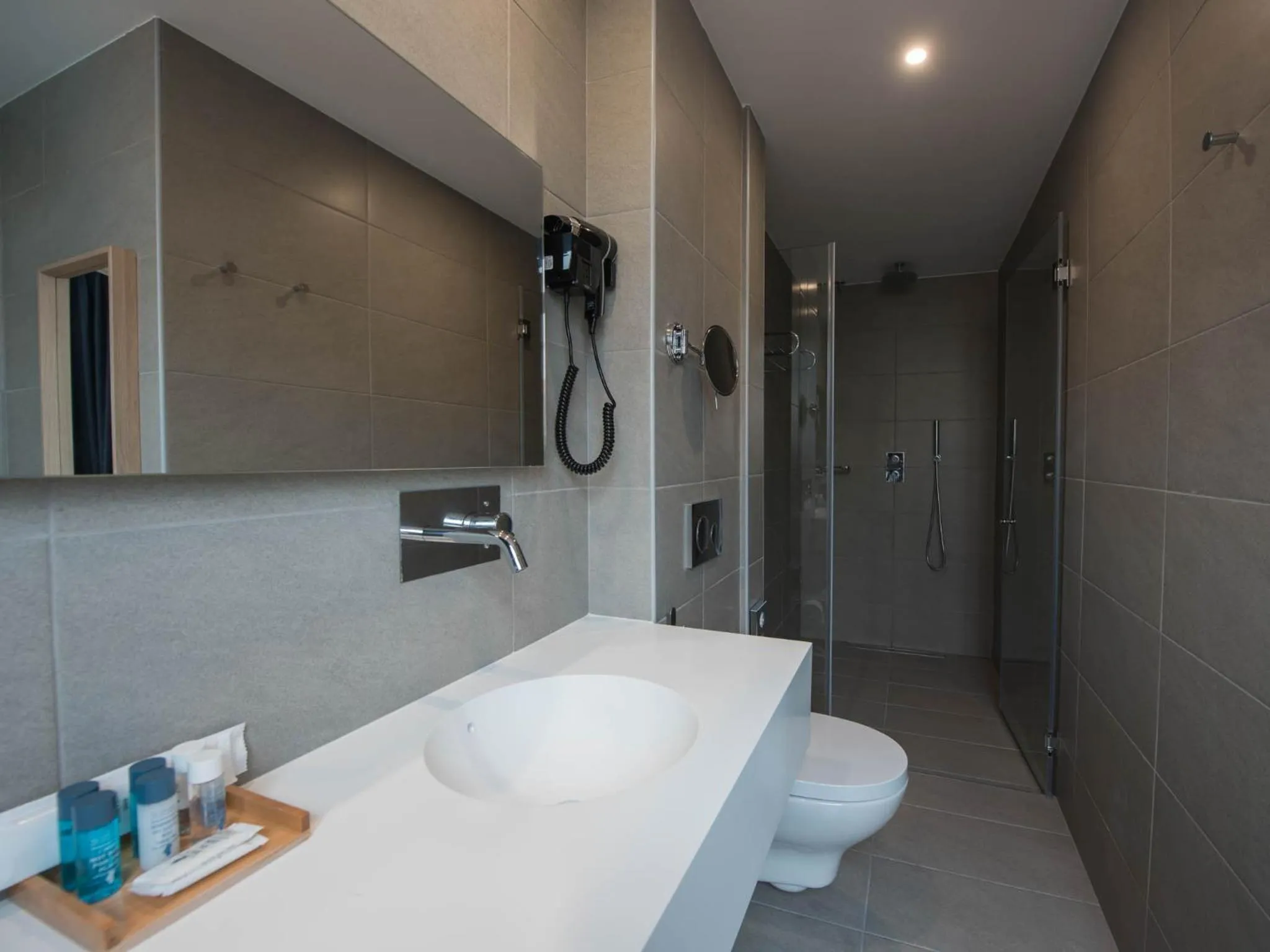 Shower in room00 Lisboa Hostel