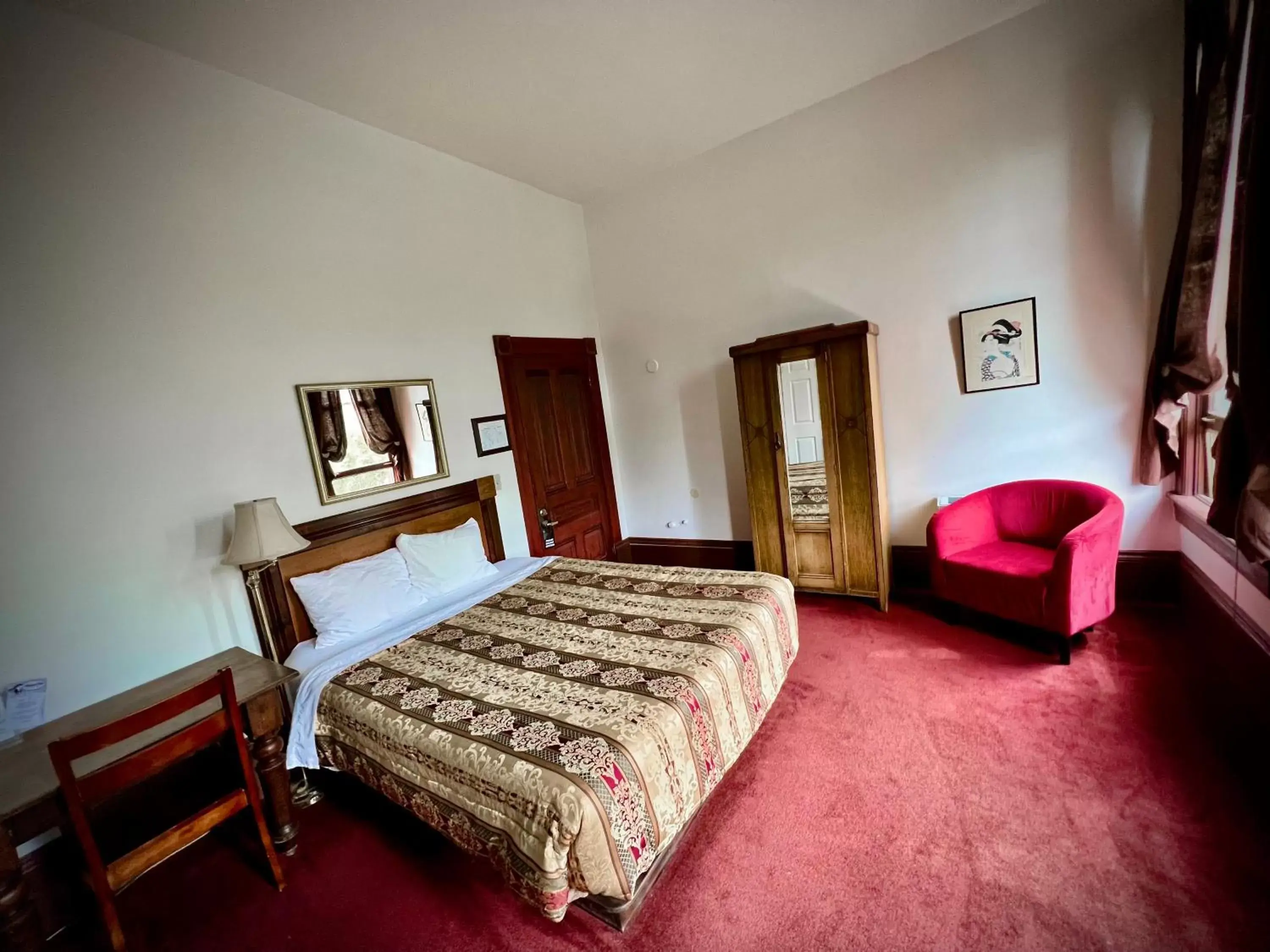 Standard Queen Room - No pets in The Monarch Hotel Standard Queen Room - No pets in The Monarch Hotel