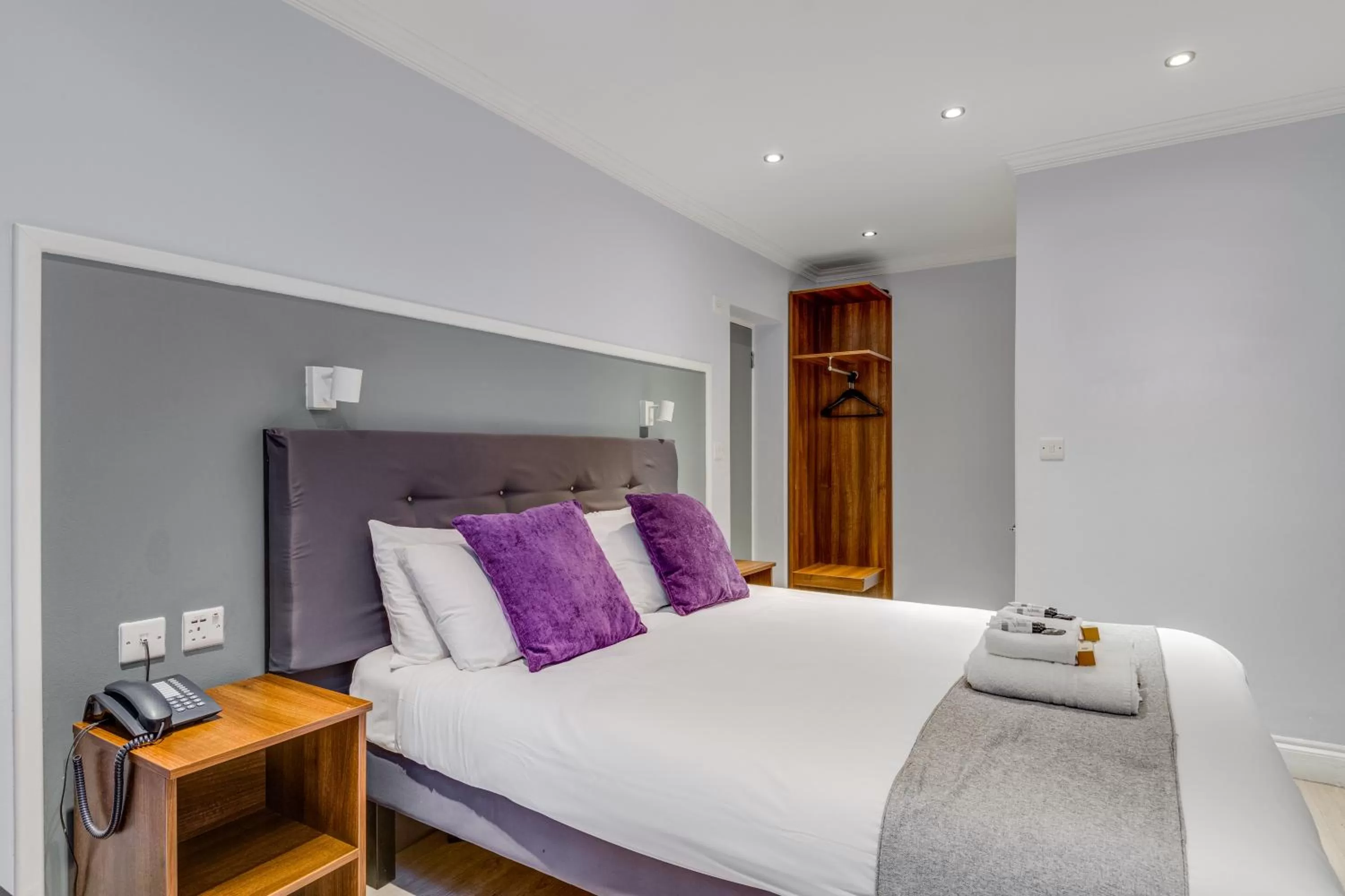 Bed in 1 Lexham Gardens Hotel