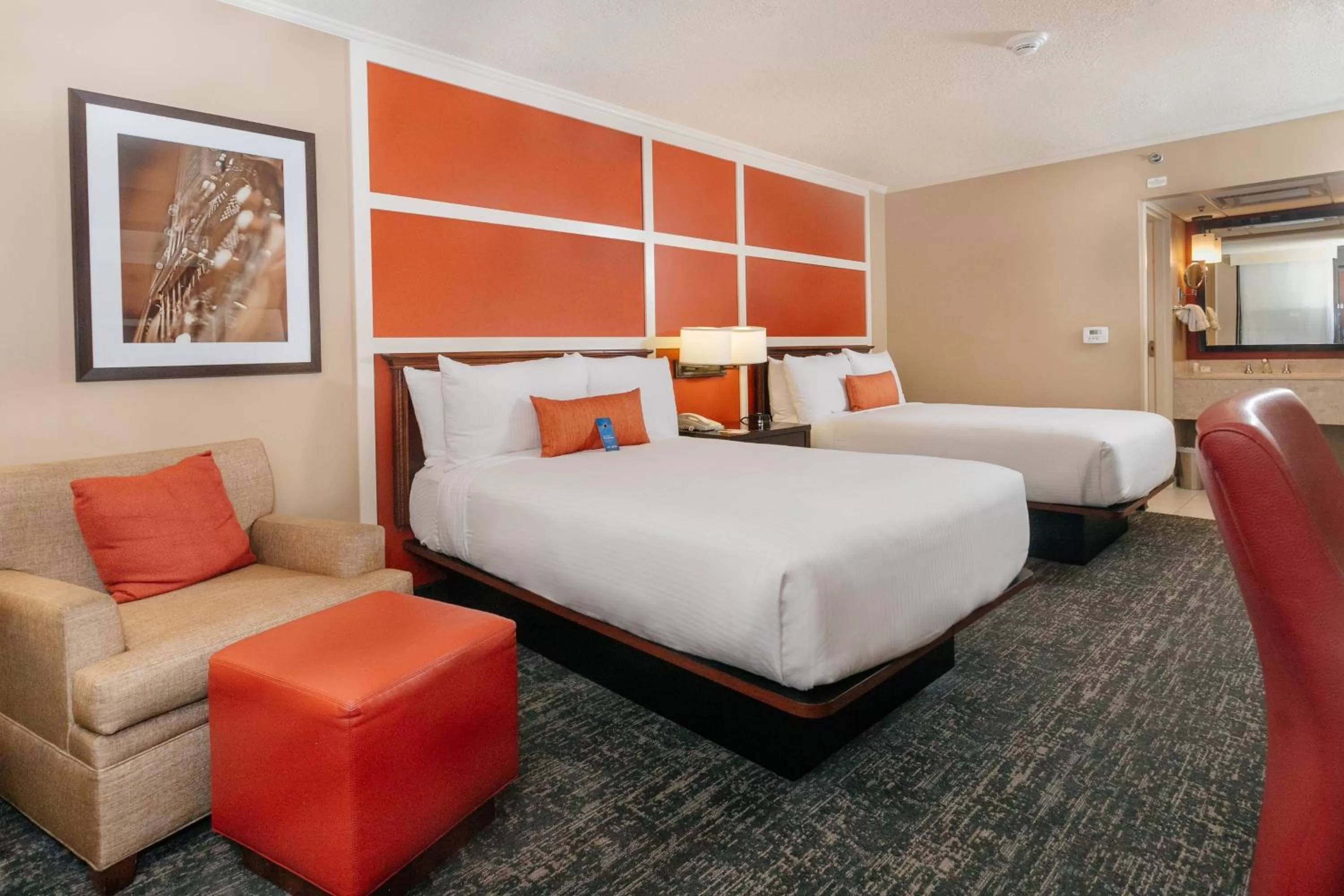 Exterior Double Room with Two Double Beds and Adapted Tub - Mobility and Hearing Accessible in The Inn at Opryland, A Gaylord Hotel