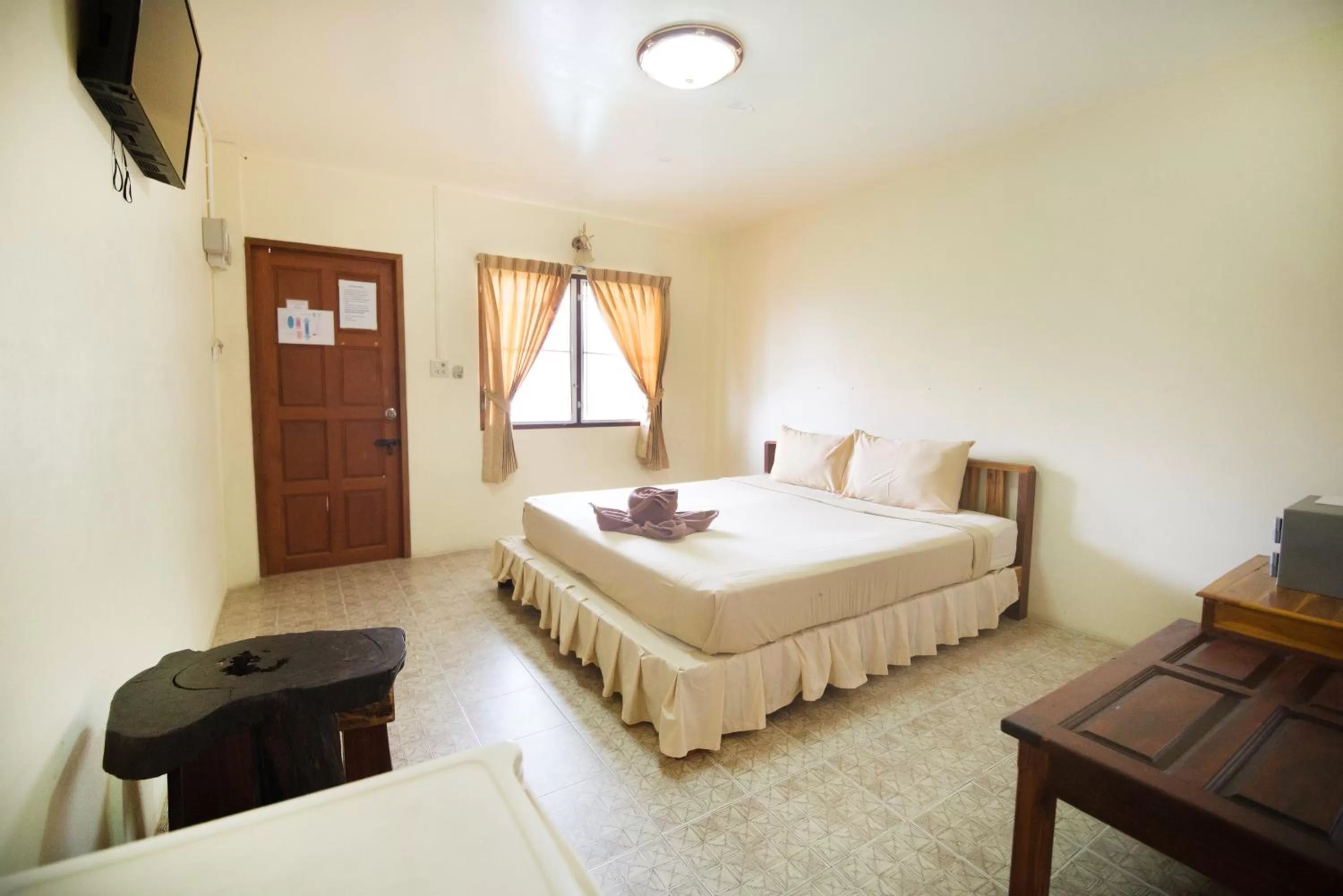 Photo of the whole room, Bed in Pongphen Guesthouse - SHA Plus Certified