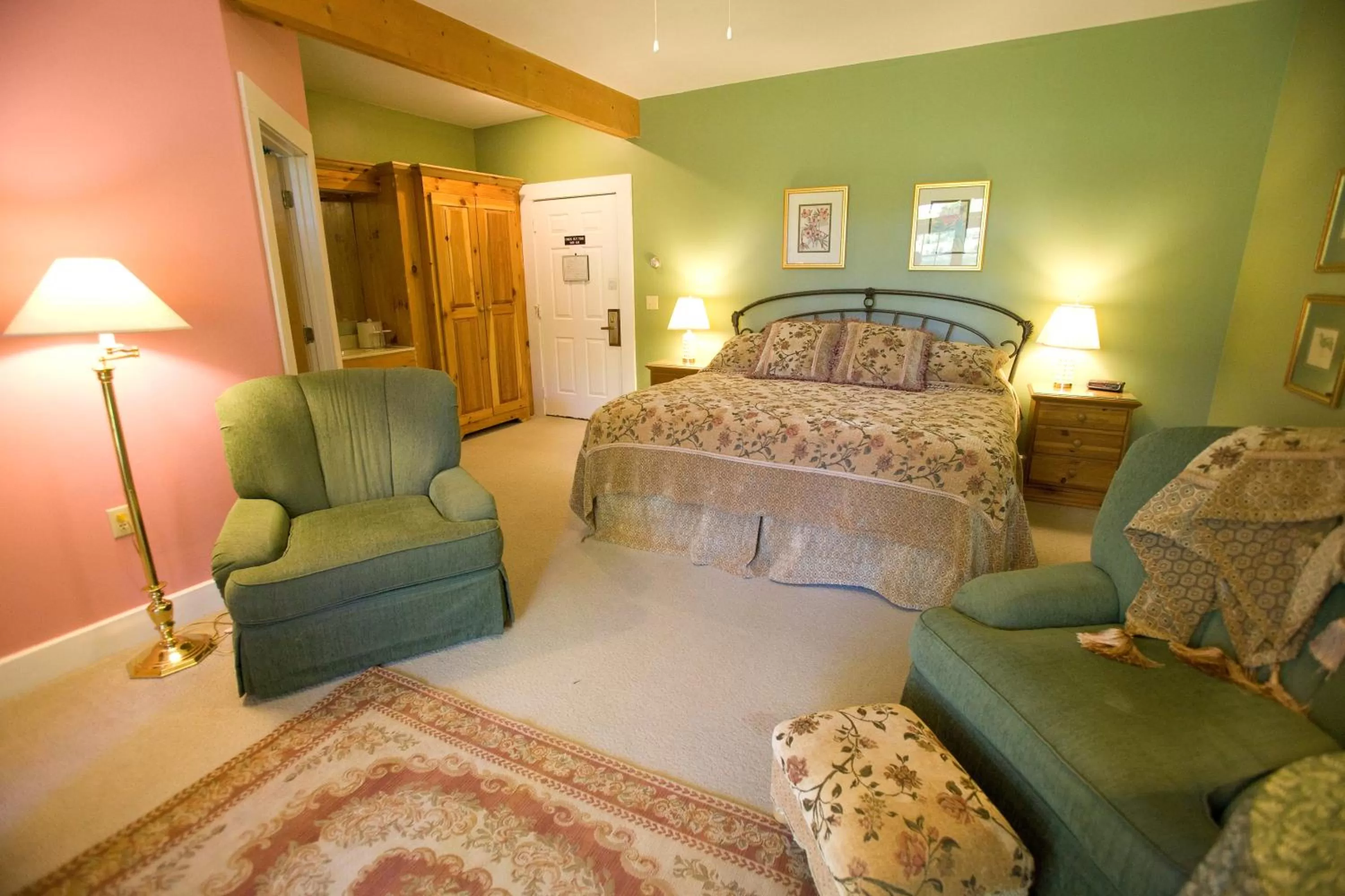 Decorative detail, Bed in Highland Lake Inn & Resort - Flat Rock