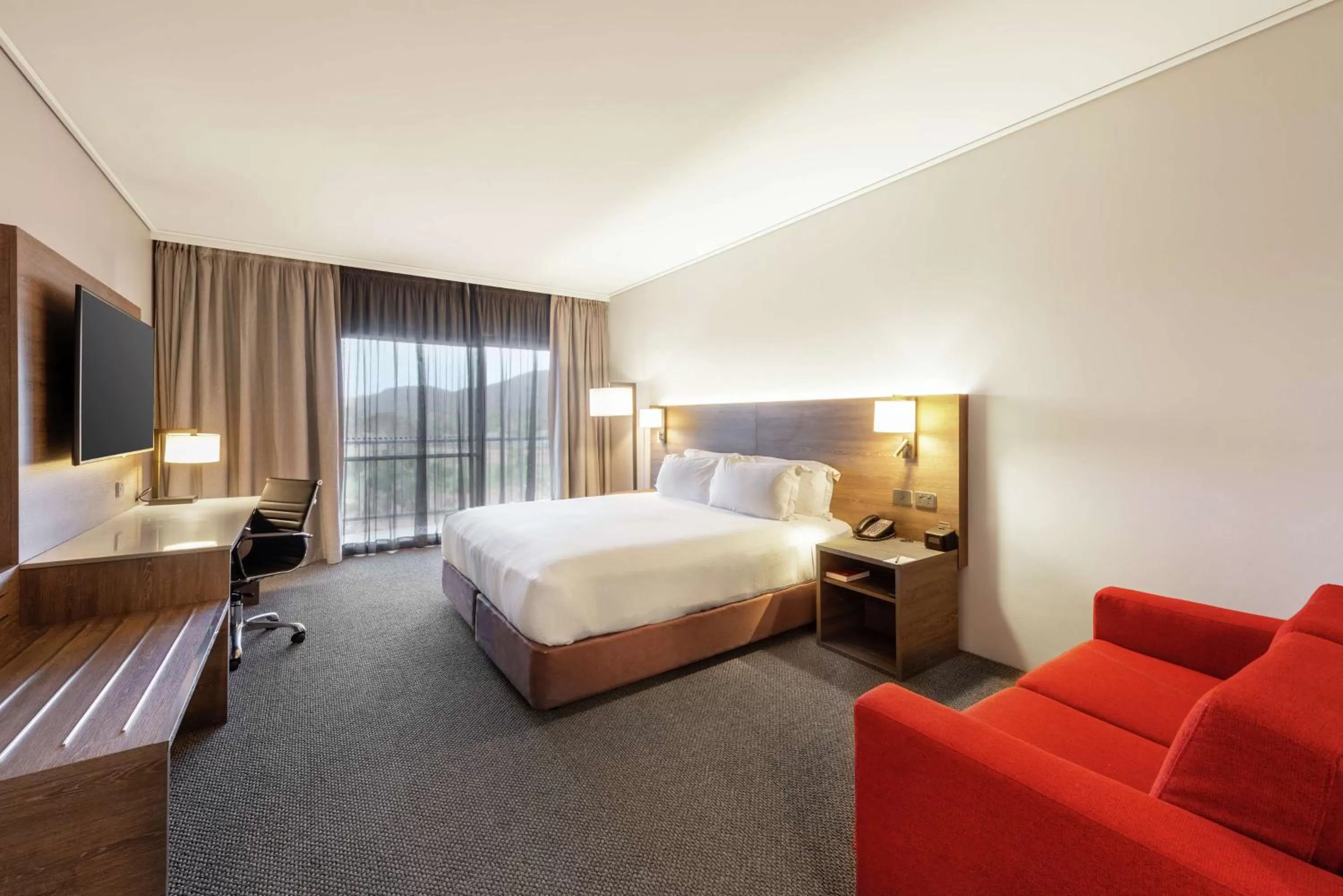 Bed in DoubleTree by Hilton Alice Springs