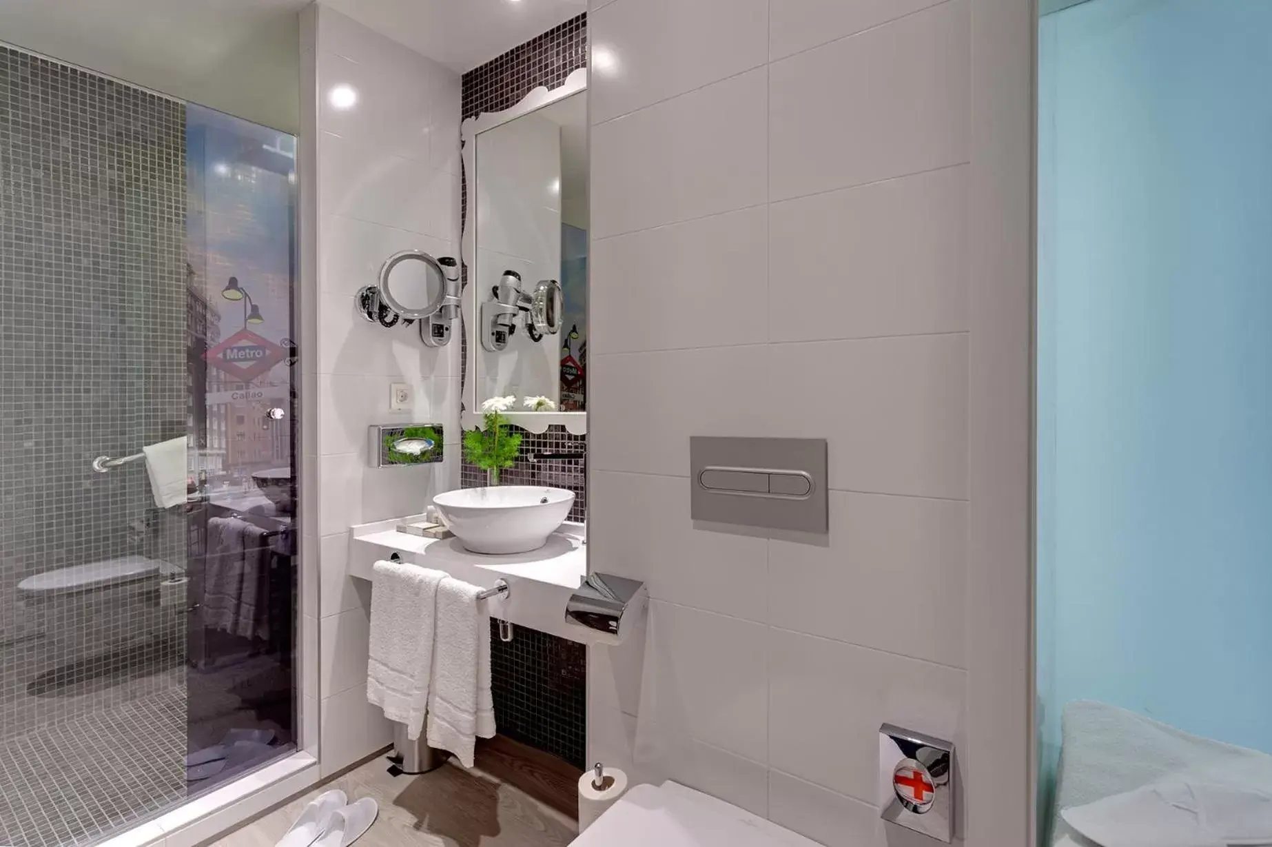 Queen Room - Non-Smoking in Hotel Indigo Madrid - Gran Via, an IHG Hotel Queen Room - Non-Smoking in Hotel Indigo Madrid - Gran Via, an IHG Hotel