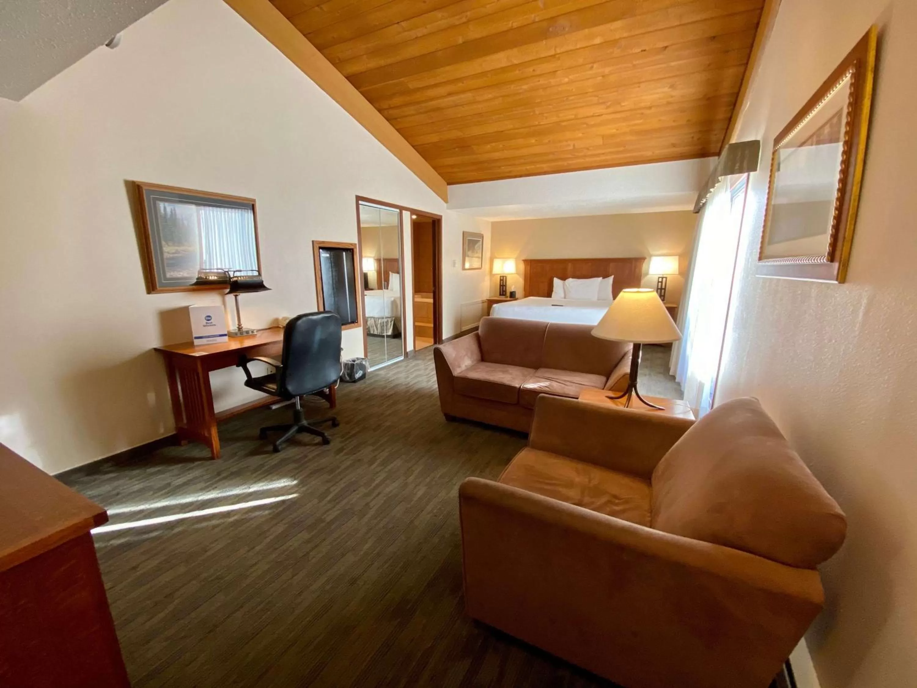 Photo of the whole room, Bed in Best Western Sheridan Center