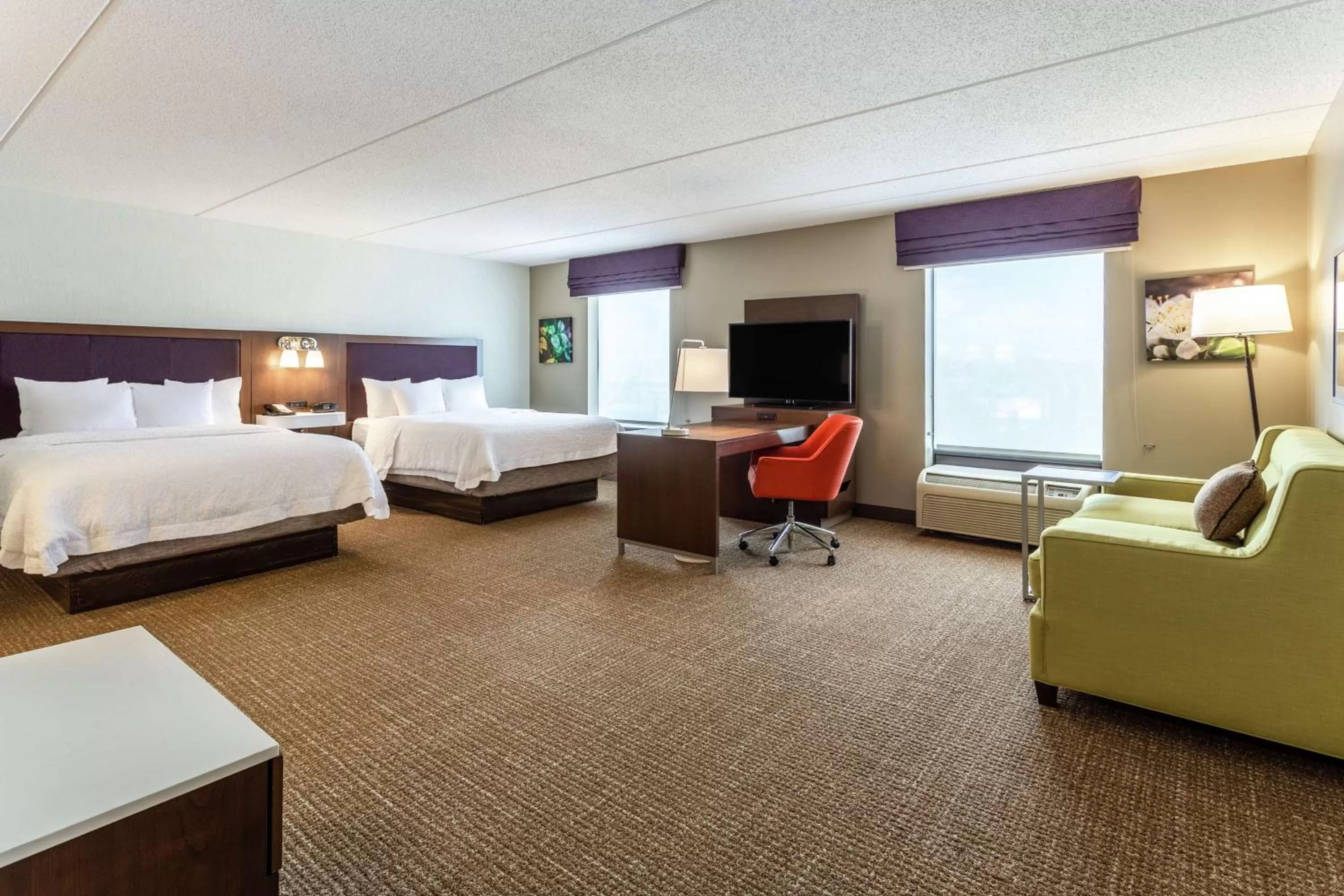 Bedroom, Bed in Hampton Inn & Suites Chicago - Libertyville