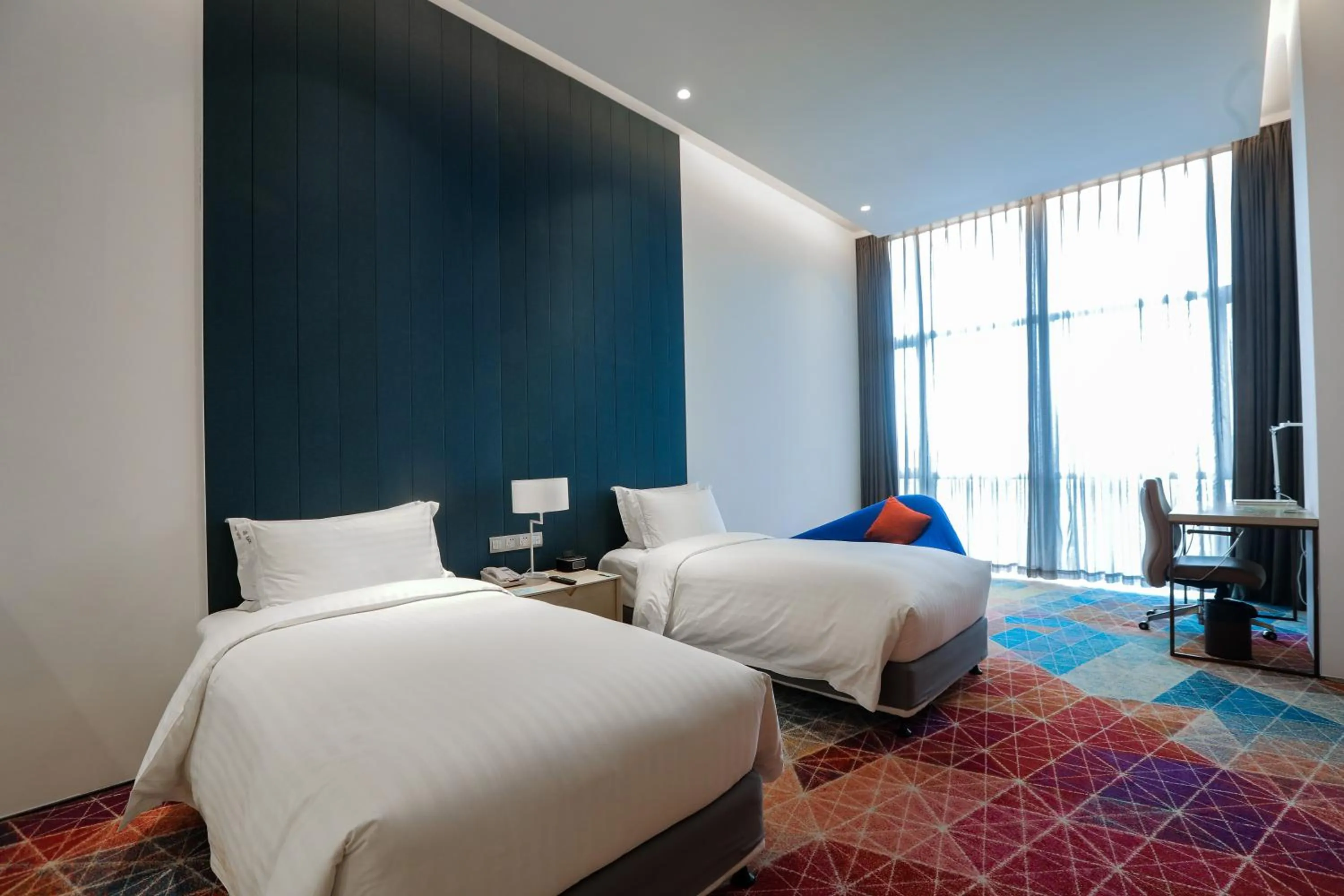 Photo of the whole room, Bed in Holiday Inn Express Shanghai Songjiang Fangta by IHG