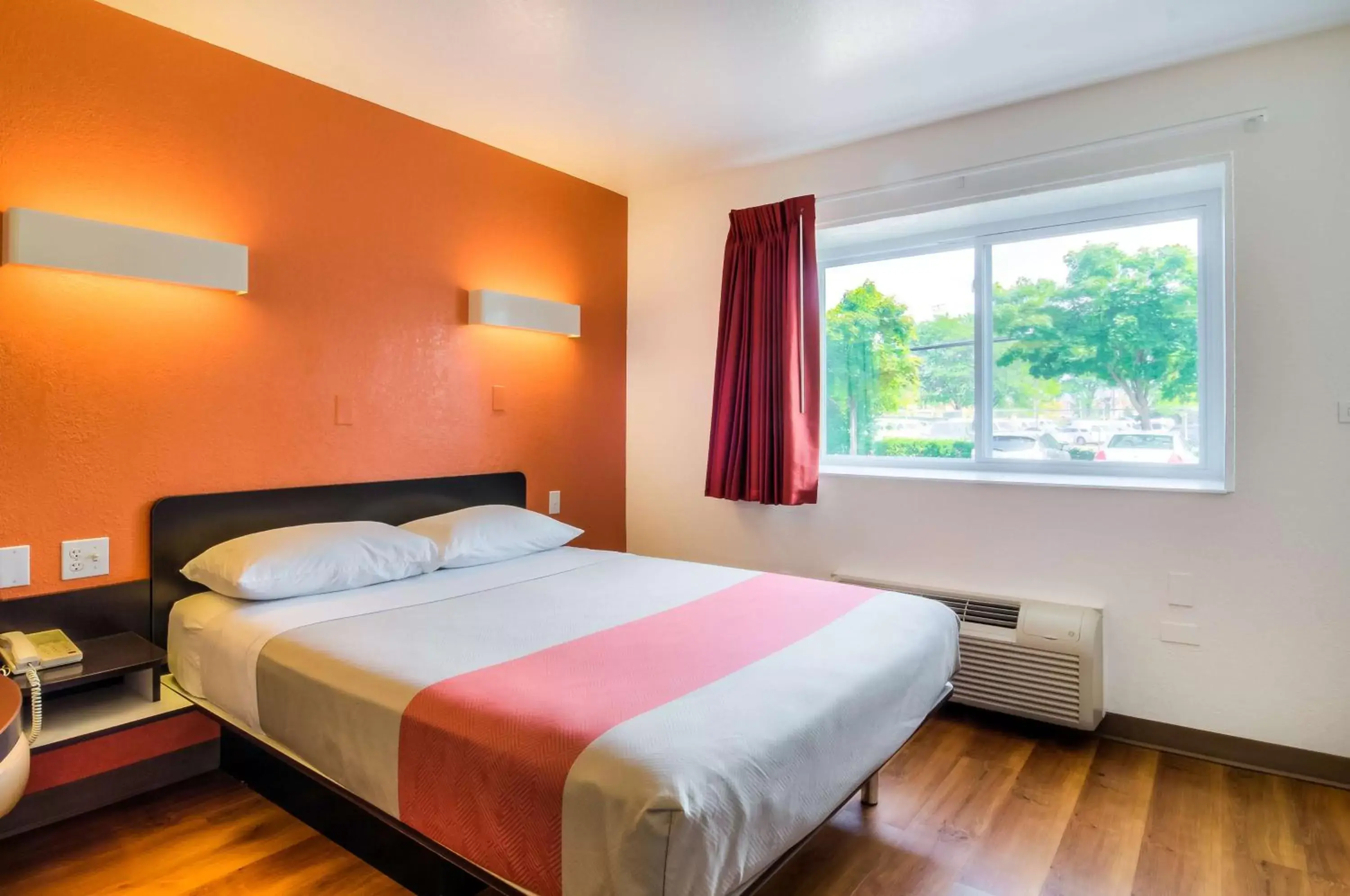 Deluxe Room - Non-Smoking in Motel 6-Arlington Heights, IL - Chicago North Central Deluxe Room - Non-Smoking in Motel 6-Arlington Heights, IL - Chicago North Central