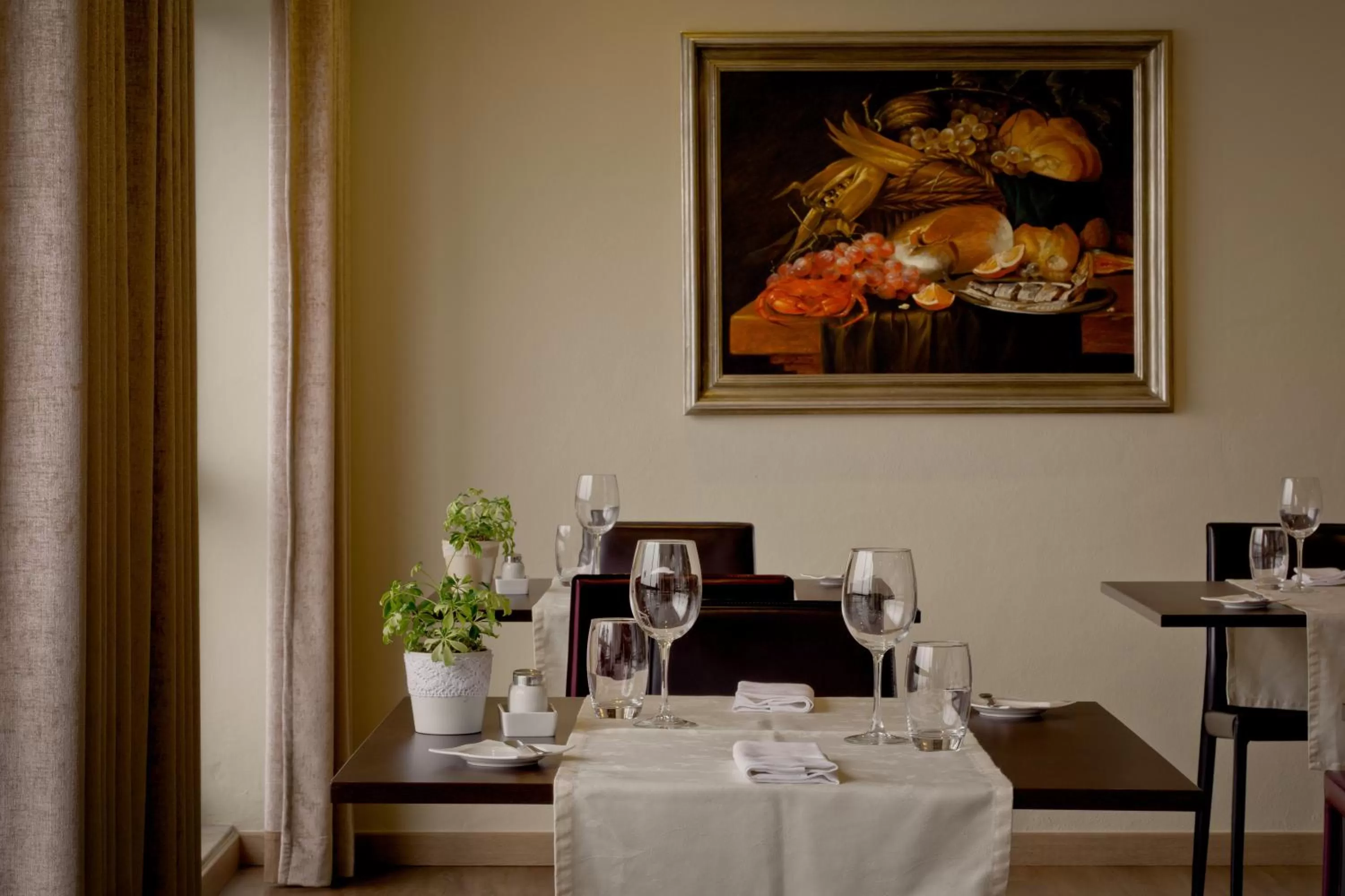 Restaurant/places to eat in Hotel D. Luis