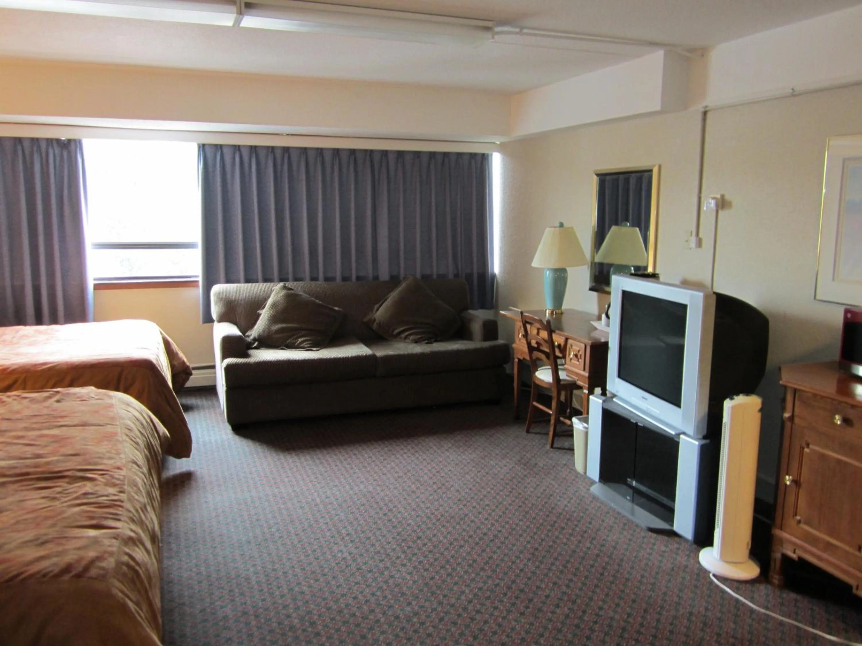 Photo of the whole room, Bed in Moby Dick Inn