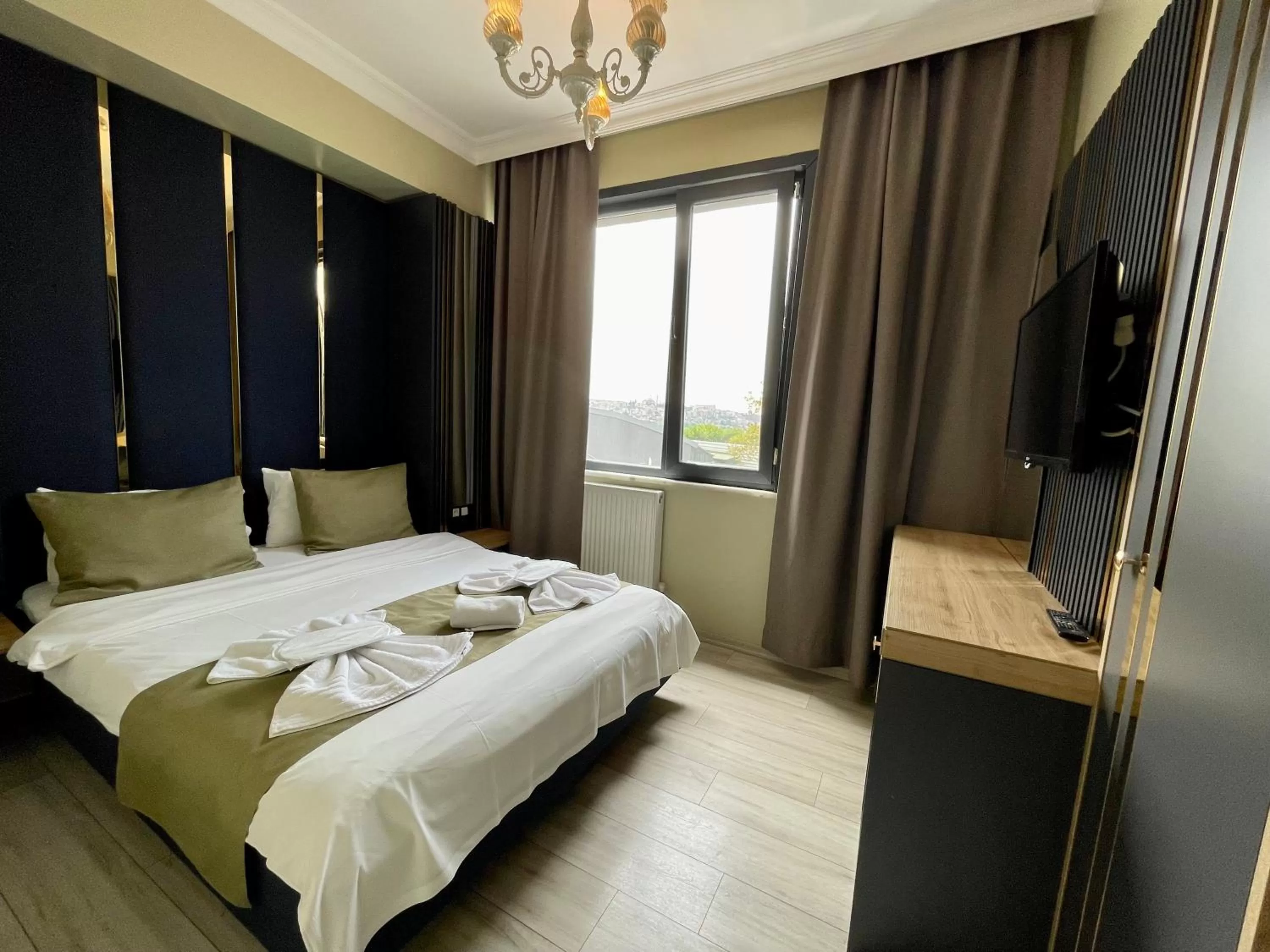 Photo of the whole room, Bed in New Taksim Hotel