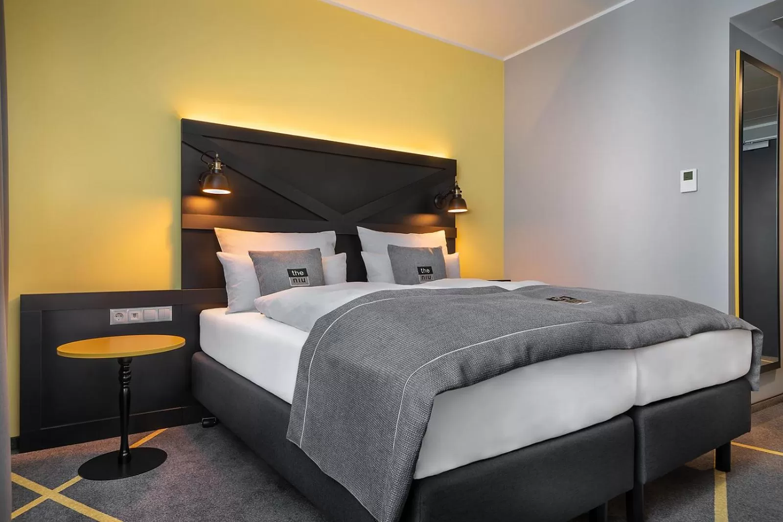 Bedroom, Bed in Holiday Inn - the niu, Fury Aschheim Messe by IHG